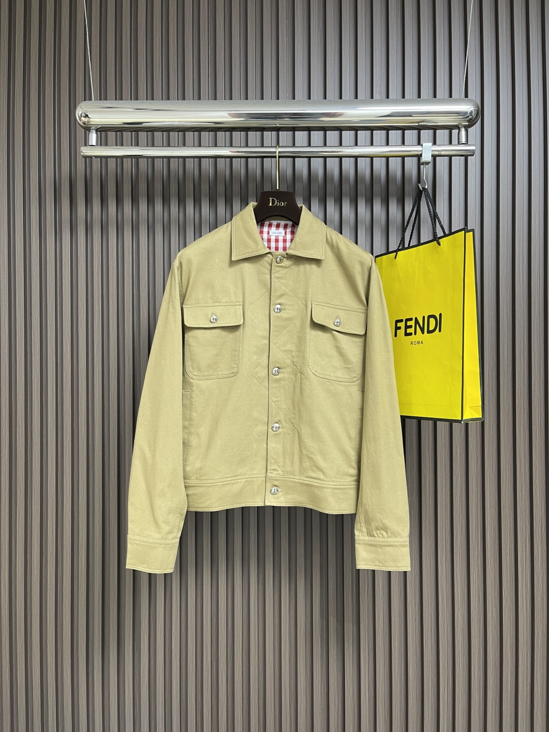 NO:548491,Thom browne TB new anti-crack baseball collar flight jacket with rips and twill texture layered design classic straight collar with bidirectional zipper on the front, double inlay pockets with front buckles and double inlay pockets with side pockets. Exquisite workmanship and comfortable upper body. Same style for men and women. Size 1-2-3-4,,jackets & coats,alexander wang19860909thom browne tb新款防裂棒球领飞行夹克 防撕裂斜纹质感层搭设计经典直领正面饰有双向拉链,前置搭扣双嵌线袋 侧边口袋 做工精致 上身舒适 男女同款.尺码1-2-3-4,,jackets & coats,alexander wang,Men's clothing