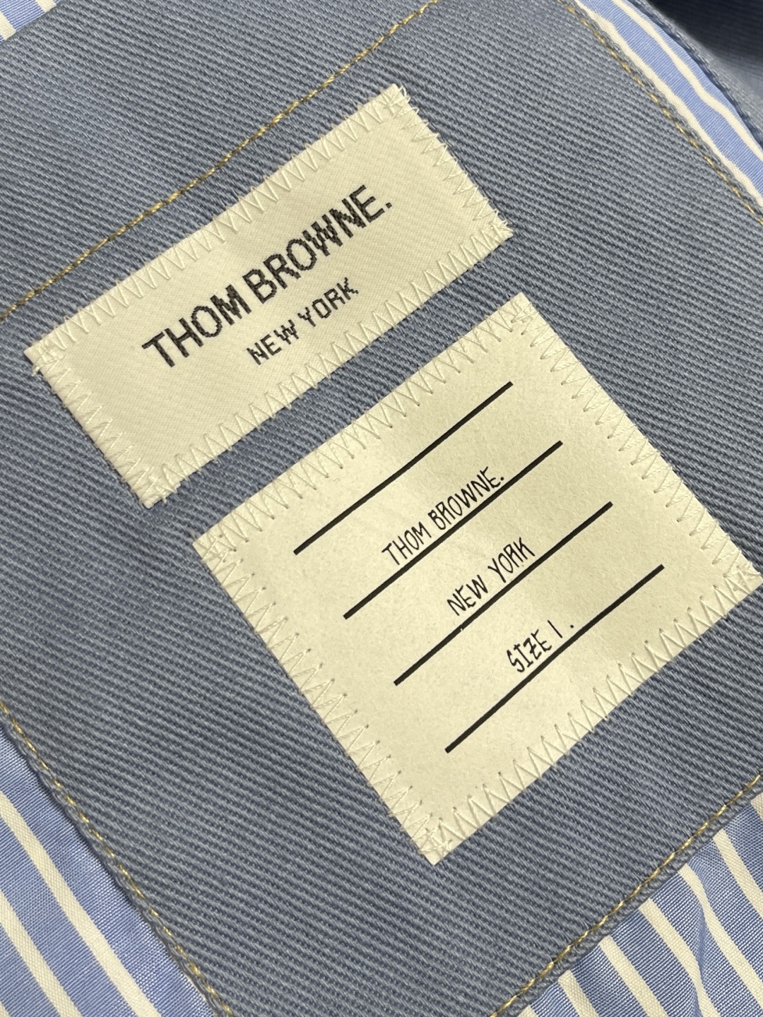 🛒🛒thom browne tb新款防裂棒球领飞行夹克 防撕裂斜纹质感层搭设计经典直领正面饰有双向拉链，