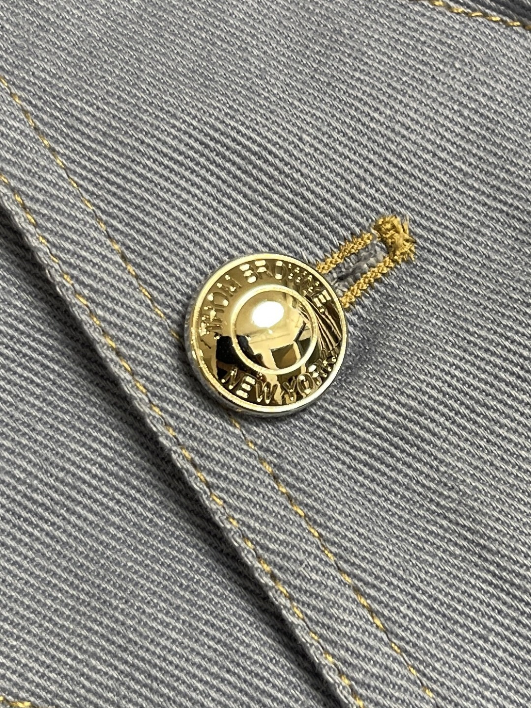 🛒🛒thom browne tb新款防裂棒球领飞行夹克 防撕裂斜纹质感层搭设计经典直领正面饰有双向拉链，
