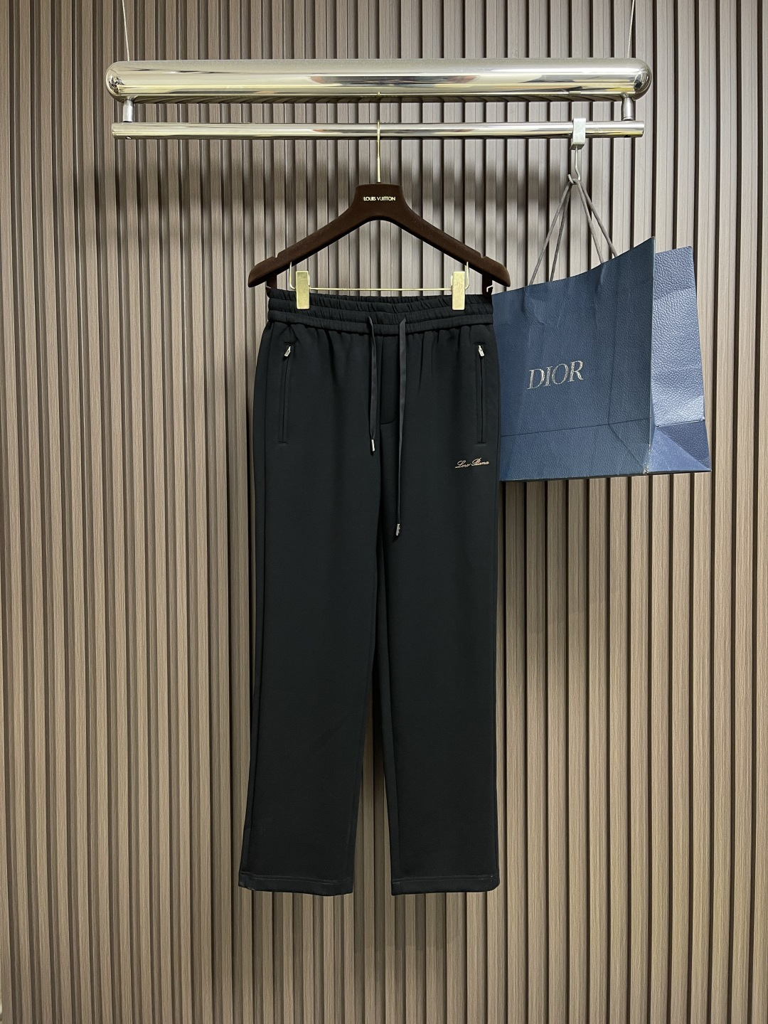 NO:540668,Tops, pants, LP Loropiana 2025SS autumn and winter new style, zipper jacket, drawstring casual pants set, a set of matching is really good, autumn atmosphere, lazy matching gossip, easy to wear and express casual temperament Size M-3XL,,loro pigana,loro pigana,jackets & coats,alexander wang19860909上衣 裤子 LP Loropiana 2025SS秋冬新款 拉链外套抽绳休闲裤套装 一套搭配真的好有秋日氛围感 懒人搭配福音 轻松穿出休闲随性气质 尺码M-3XL,,loro piana,loro piana,jackets & coats,alexander wang,Men's clothing