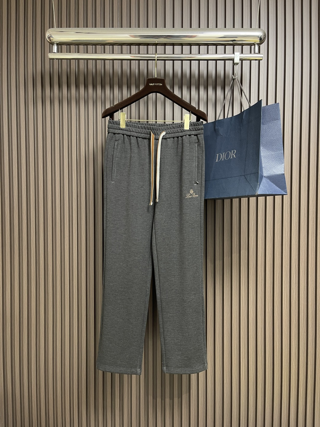 NO:537595,LP Loropiana 2025SS letter embroidered straight sweatpants, blended fabric, three-standard, elastic waist drawstring, fitted cutting, neat car line, impeccable details, classic and versatile. The upper body has a sense of slackness, size M-3XL, loro piga, loro piga, alexander wang19860909LP Loropiana 2025SS 字母刺绣直筒运动裤,混纺面料、三标齐、松紧腰抽绳、合体的裁剪、车线工整、细节无可挑剔,经典百搭 上身有总随意的松弛感,尺码M-3XL,,loro piana,loro piana,alexander wang,Men's clothing