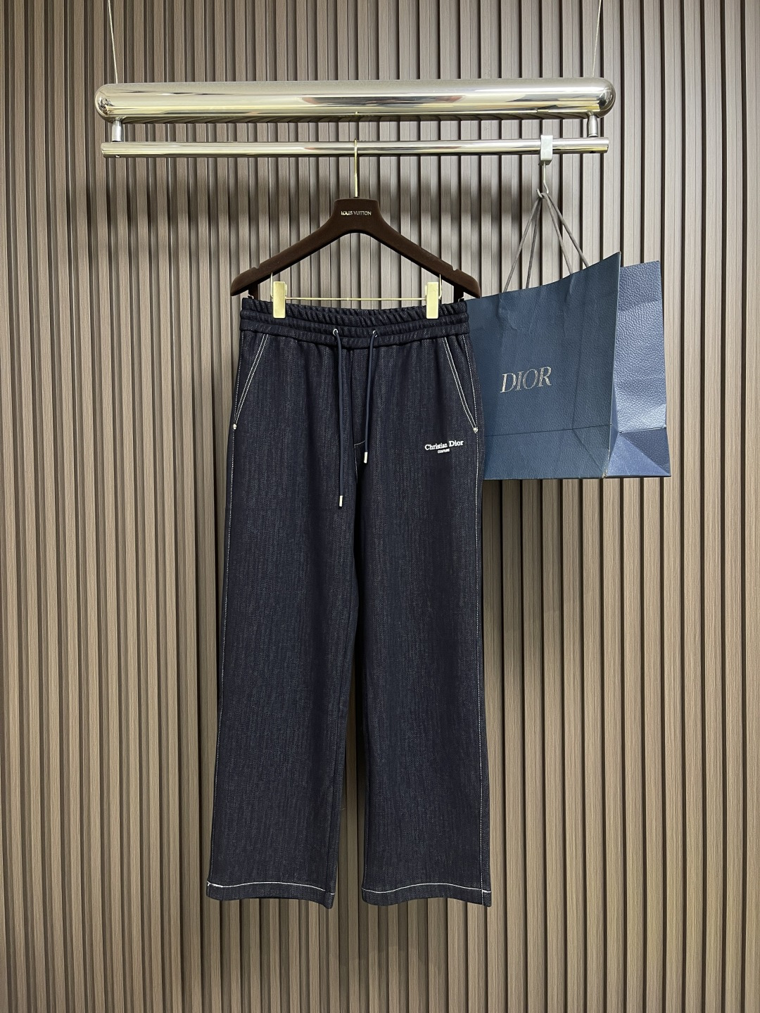 NO:537612,Dior 2025ss new autumn and winter logo letter embroidery wash water and make old sanding pants, retro wash water and make old craftsmanship Custom fabric Straight design Cut perfect straight trouser legs Fully-inclusive inside. Size M-3XL, dior, alexander wang19860909Dior 2025ss 秋冬新款logo字母刺绣洗水造旧磨卫裤,复古洗水造旧工艺 定制面料 直筒设计 剪裁完美直筒裤脚 内里全包边.尺码M-3XL,,dior,alexander wang,Men's clothing