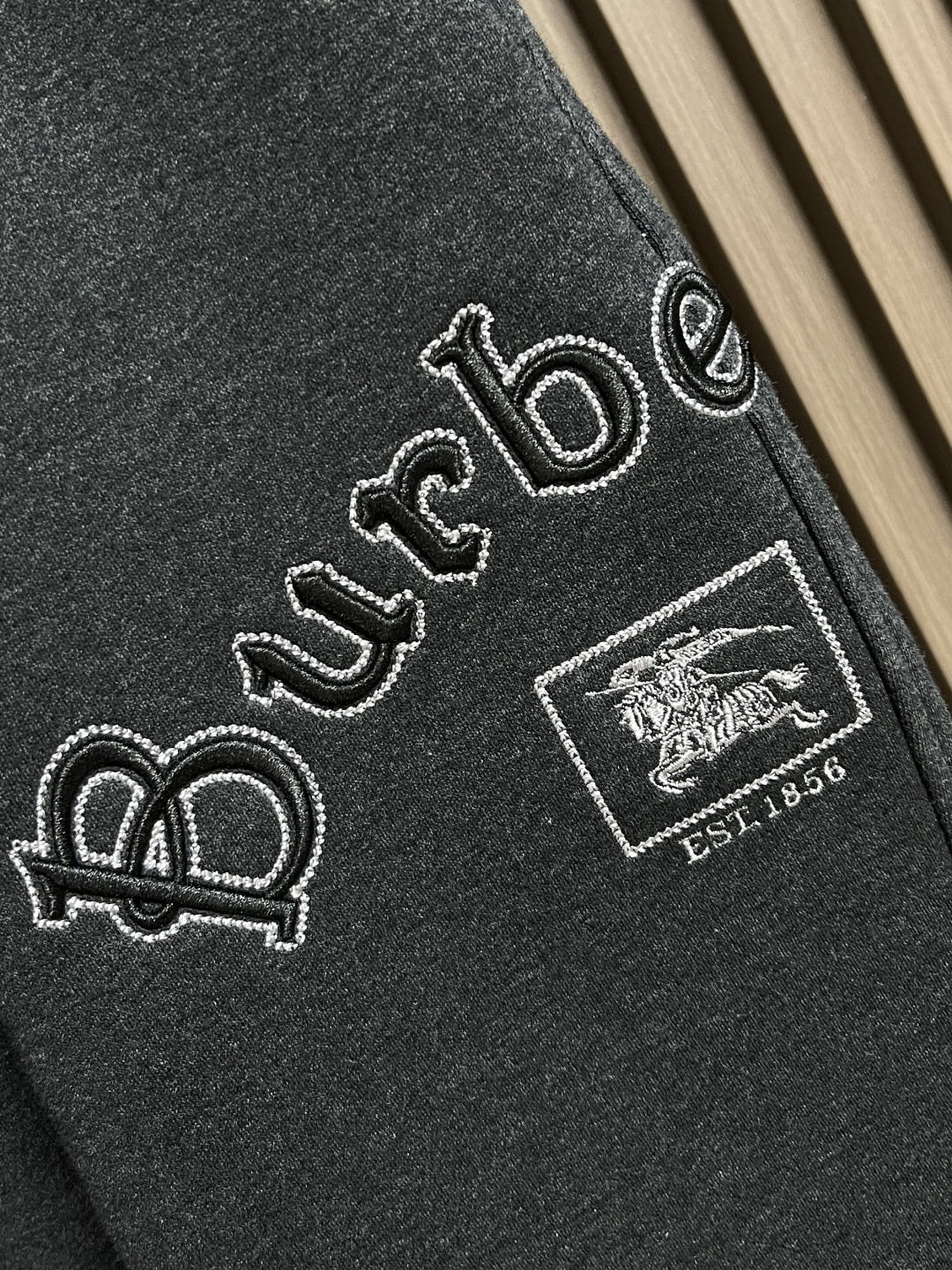 🛒🛒Burberry 2025SS早秋新款休闲裤，采用客供卫裤面料，战马标logo标志彰显品牌特征，腰部