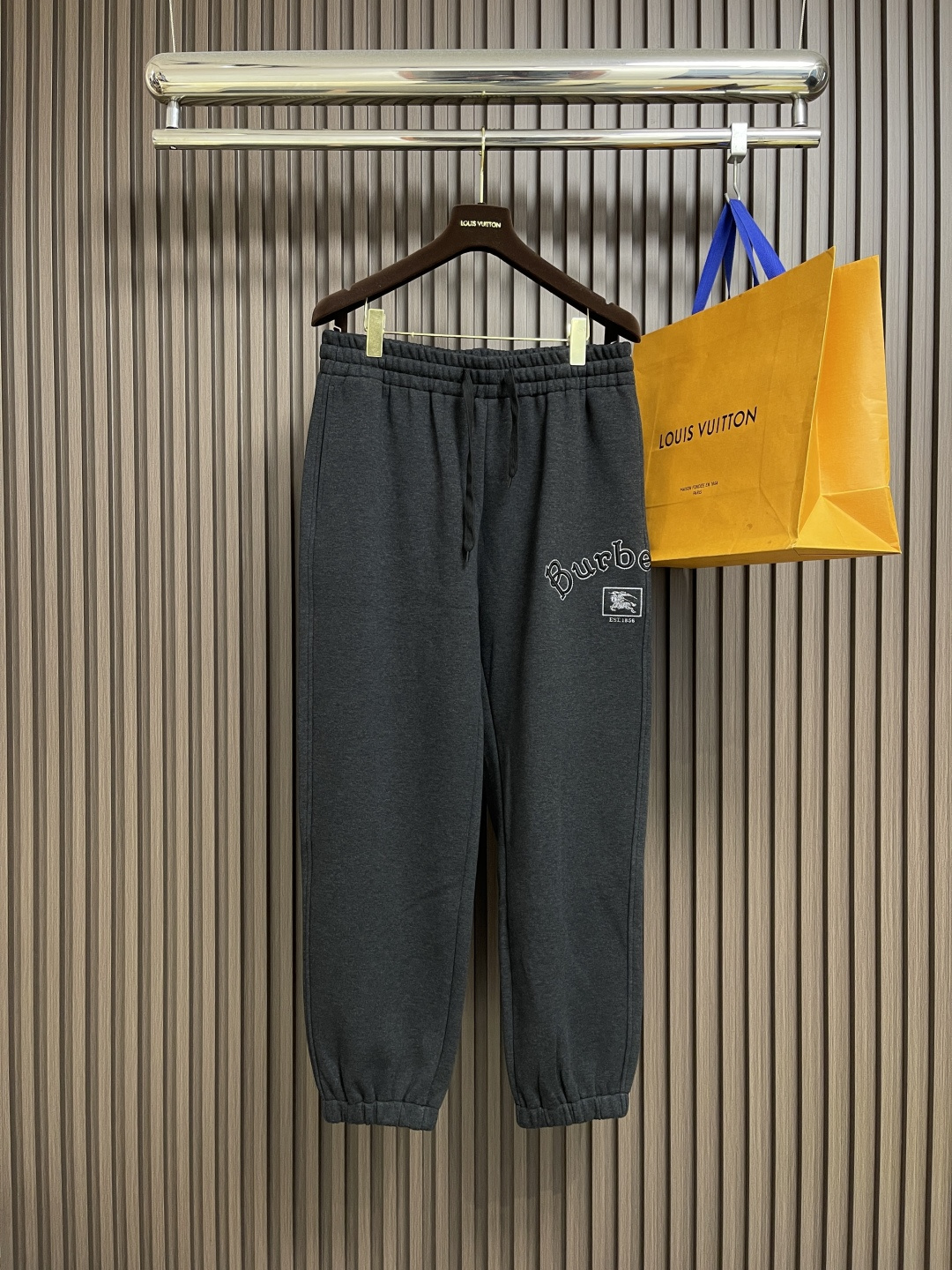 NO:548488,Burberry 2025SS early autumn new casual pants, using customer-supplied sleeves fabric, the horse logo logo highlights the brand characteristics, the waist pulling design is arbitrarily adjusted in size, the pins are very fine only to be made by imported machines, the upper body is fashionable and generous, and it is easy to match with clothing. Size M-3XL, burberry, alexander wang19860909Burberry 2025SS早秋新款休闲裤,采用客供卫裤面料,战马标logo标志彰显品牌特征,腰部抽身设计随意调节大小,针脚非常细密只有进口机器才能制成,上身时尚大方极易搭配服饰.尺码M-3XL,,burberry,alexander wang,Men's clothing