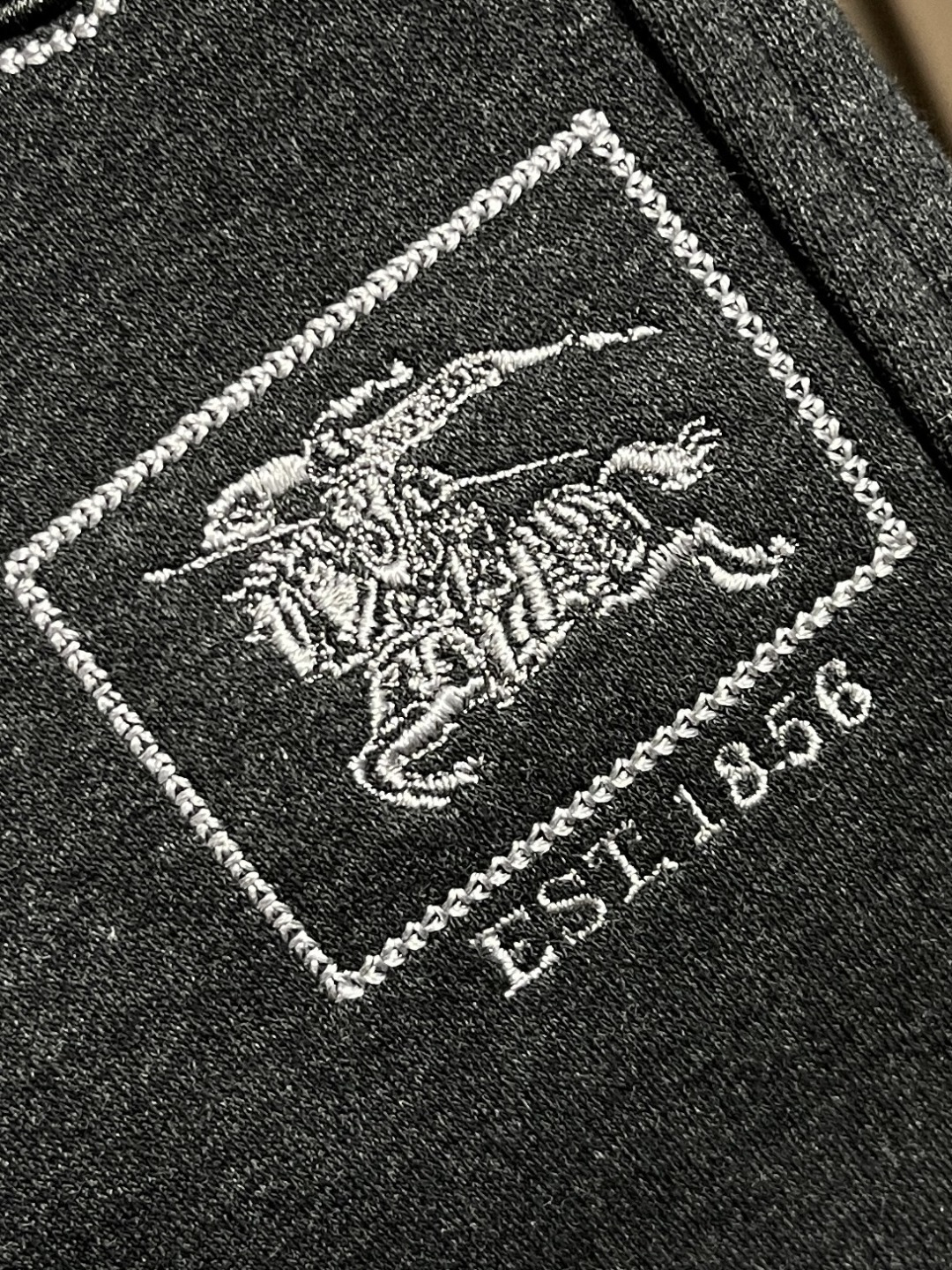 🛒🛒Burberry 2025SS早秋新款休闲裤，采用客供卫裤面料，战马标logo标志彰显品牌特征，腰部