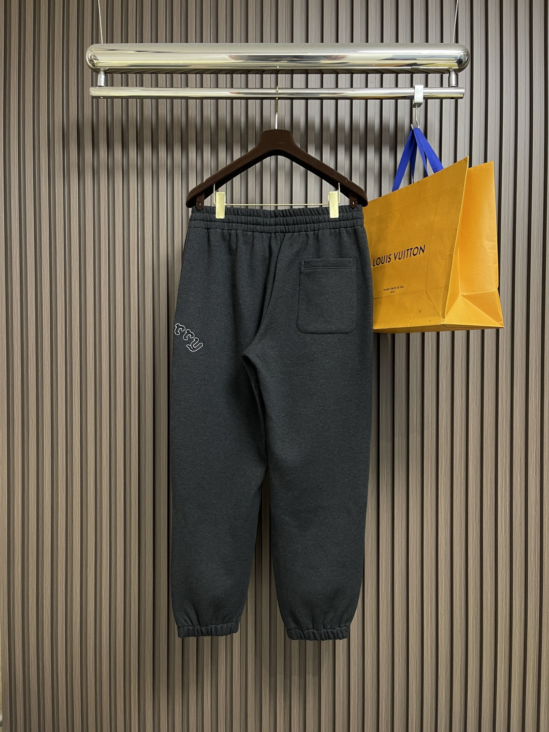 🛒🛒Burberry 2025SS早秋新款休闲裤，采用客供卫裤面料，战马标logo标志彰显品牌特征，腰部