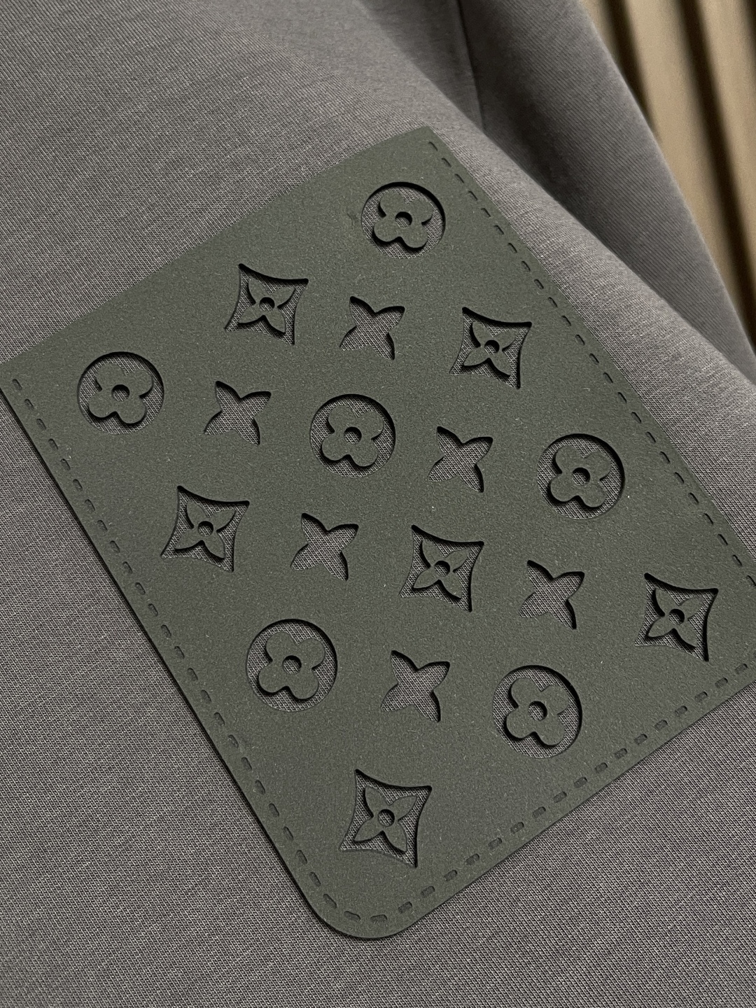 🛒🛒LV 胸前口袋镂空五花标识圆领卫衣～男女同款的百搭单品。轻松展现出奢华内涵。上身衬得肤感细腻白净。客