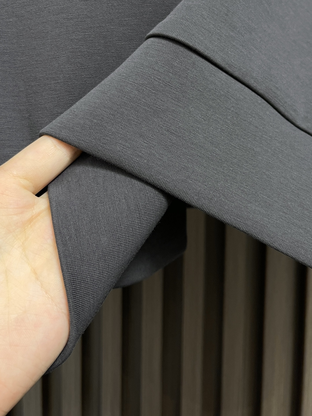 🛒🛒LV 胸前口袋镂空五花标识圆领卫衣～男女同款的百搭单品。轻松展现出奢华内涵。上身衬得肤感细腻白净。客