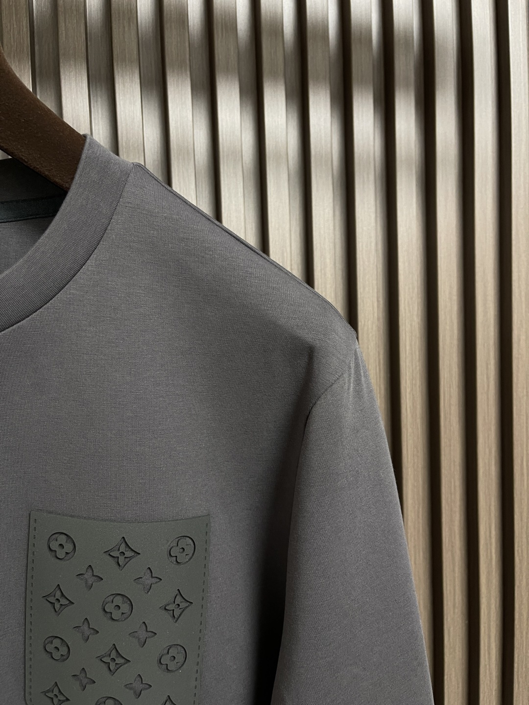 🛒🛒LV 胸前口袋镂空五花标识圆领卫衣～男女同款的百搭单品。轻松展现出奢华内涵。上身衬得肤感细腻白净。客