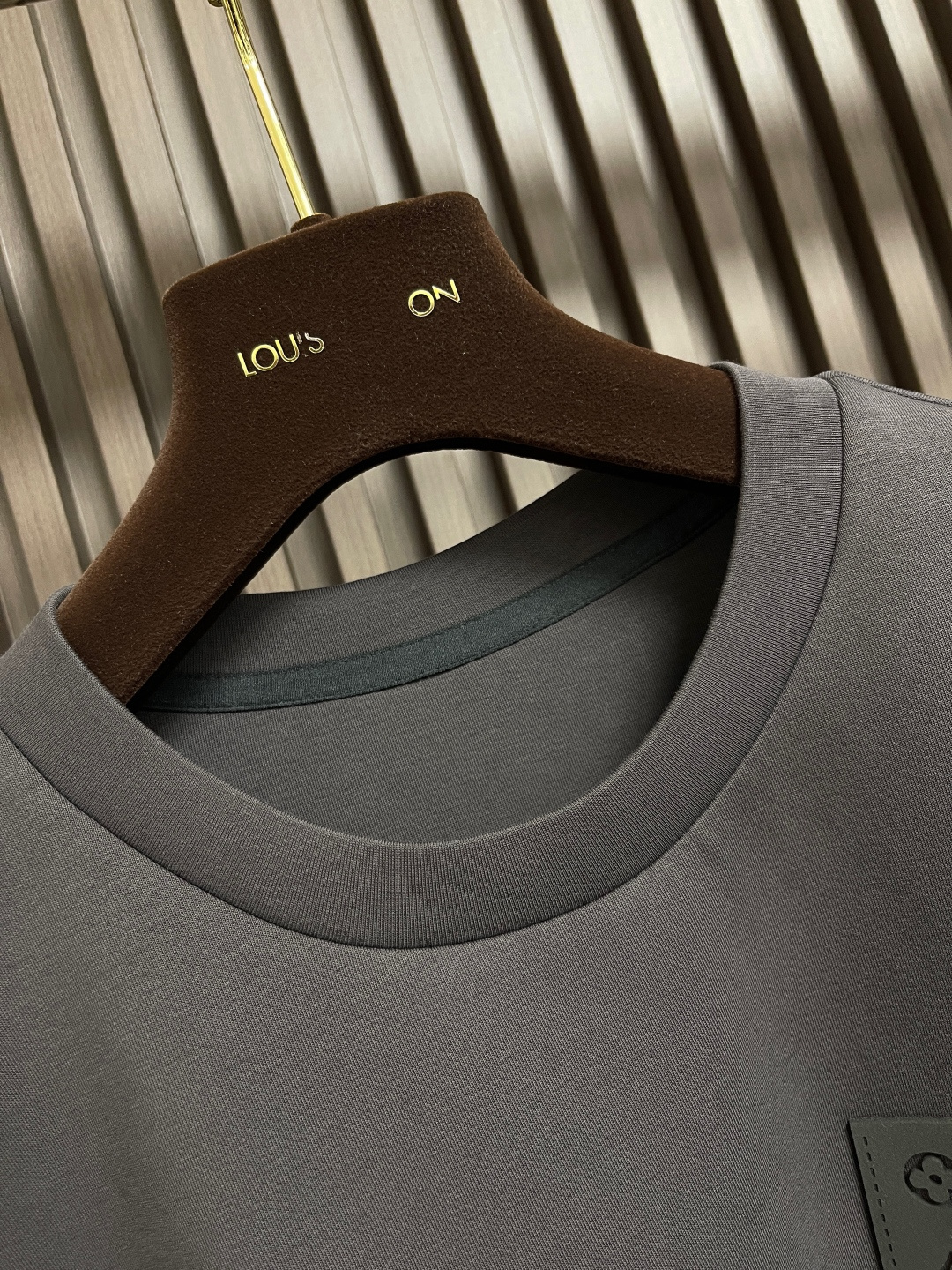 🛒🛒LV 胸前口袋镂空五花标识圆领卫衣～男女同款的百搭单品。轻松展现出奢华内涵。上身衬得肤感细腻白净。客