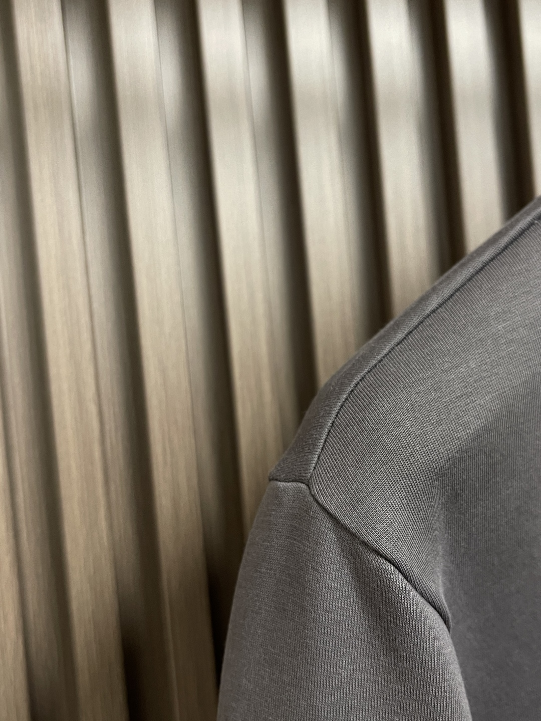 🛒🛒LV 胸前口袋镂空五花标识圆领卫衣～男女同款的百搭单品。轻松展现出奢华内涵。上身衬得肤感细腻白净。客