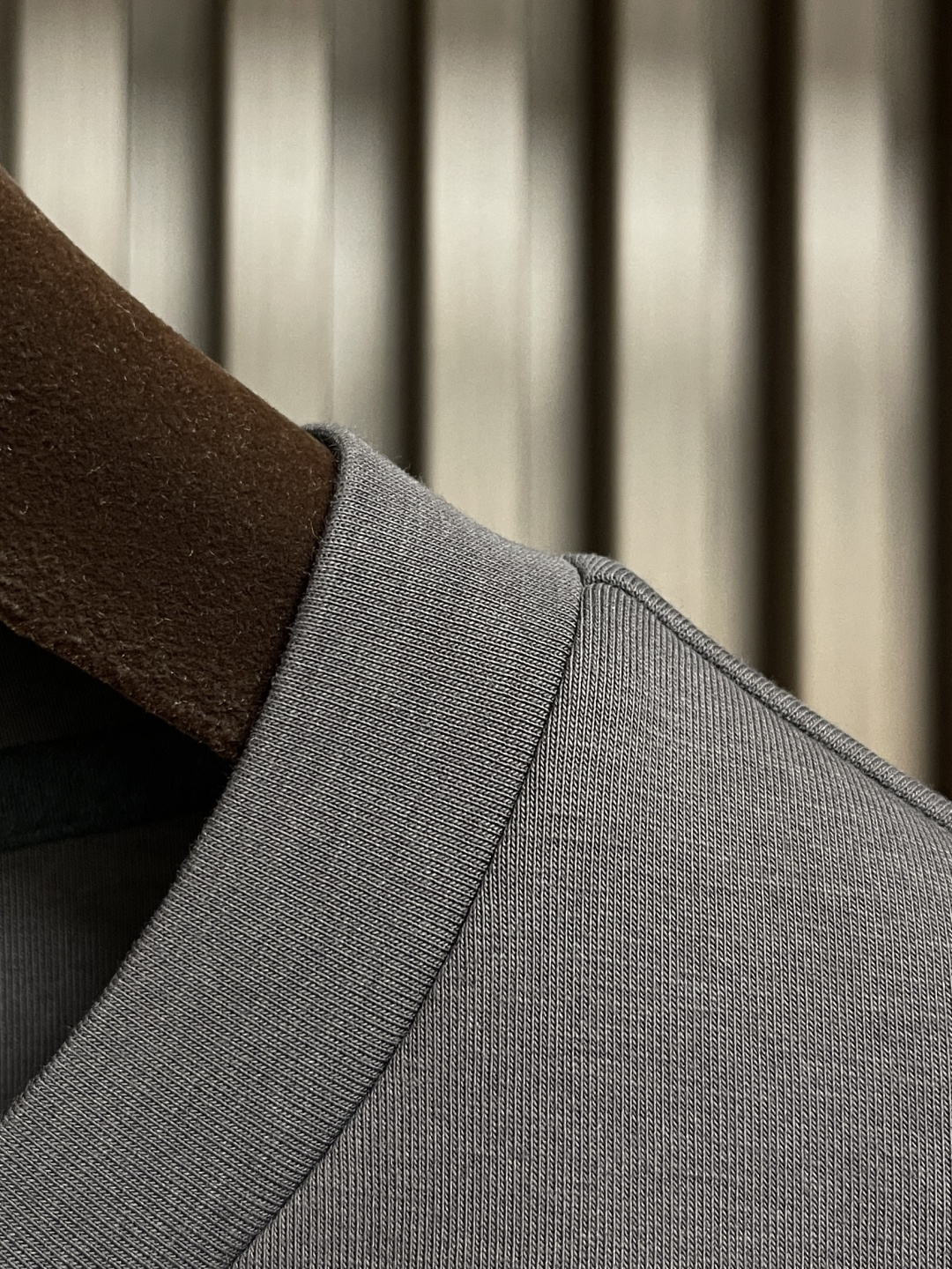 🛒🛒LV 胸前口袋镂空五花标识圆领卫衣～男女同款的百搭单品。轻松展现出奢华内涵。上身衬得肤感细腻白净。客