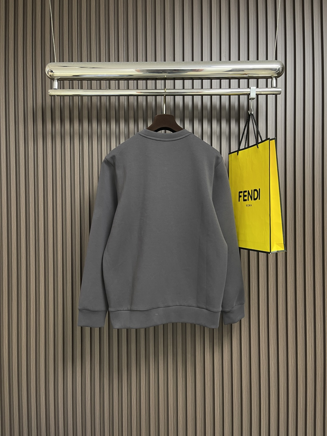 🛒🛒LV 胸前口袋镂空五花标识圆领卫衣～男女同款的百搭单品。轻松展现出奢华内涵。上身衬得肤感细腻白净。客