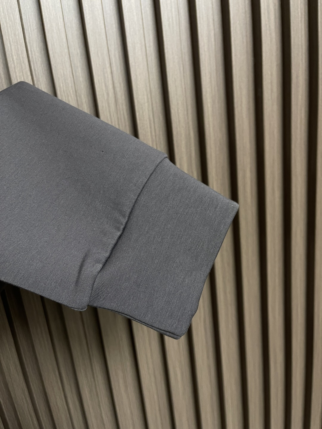 🛒🛒LV 胸前口袋镂空五花标识圆领卫衣～男女同款的百搭单品。轻松展现出奢华内涵。上身衬得肤感细腻白净。客