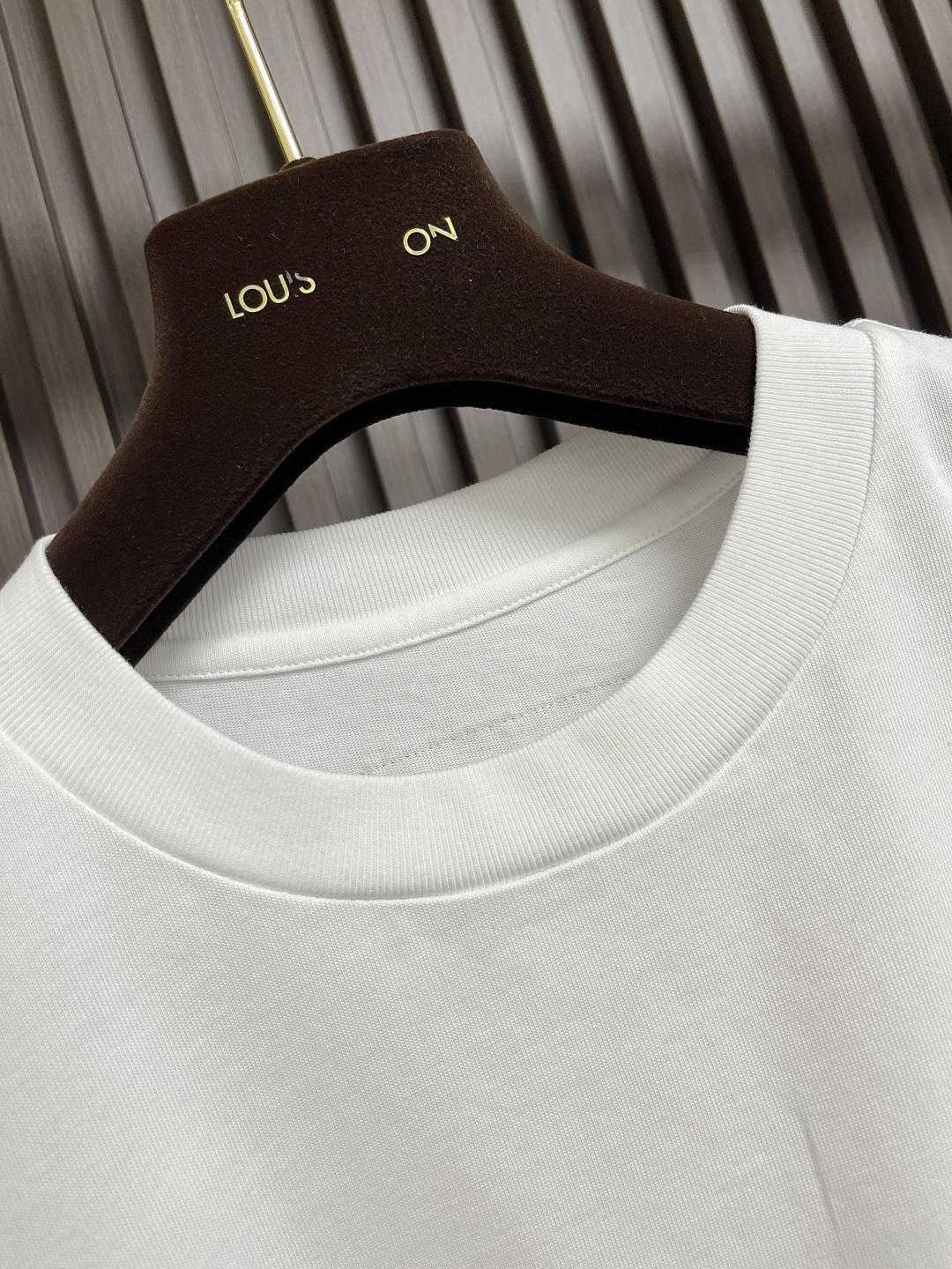 🛒🛒LV 手工刺绣运动卫衣，本款运动衫取材柔软棉布，为经典休闲设计注入瞩目格调。版型非常时尚显年轻的os