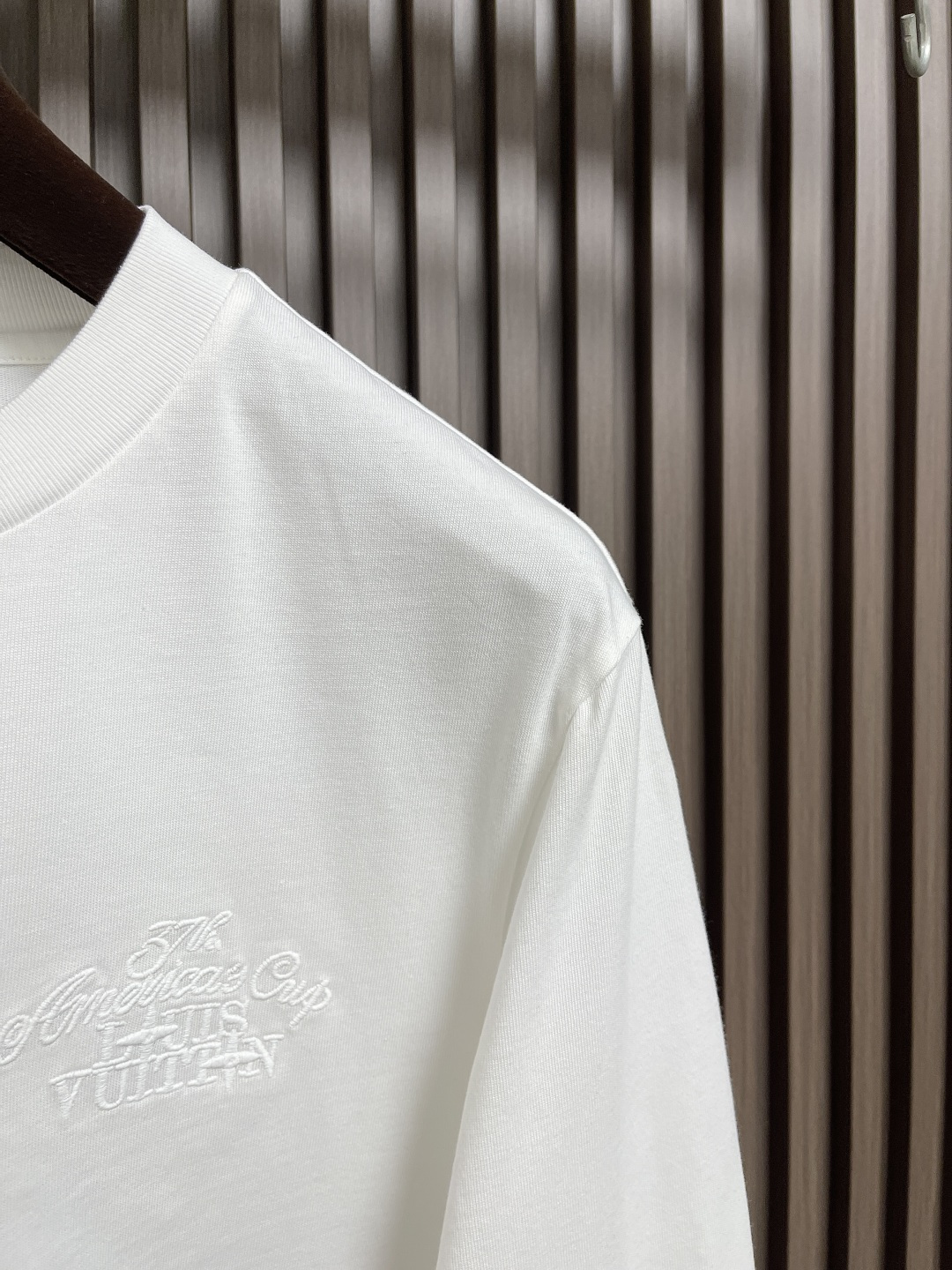 🛒🛒LV 手工刺绣运动卫衣，本款运动衫取材柔软棉布，为经典休闲设计注入瞩目格调。版型非常时尚显年轻的os