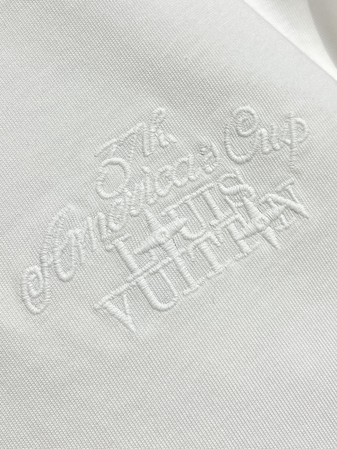 🛒🛒LV 手工刺绣运动卫衣，本款运动衫取材柔软棉布，为经典休闲设计注入瞩目格调。版型非常时尚显年轻的os