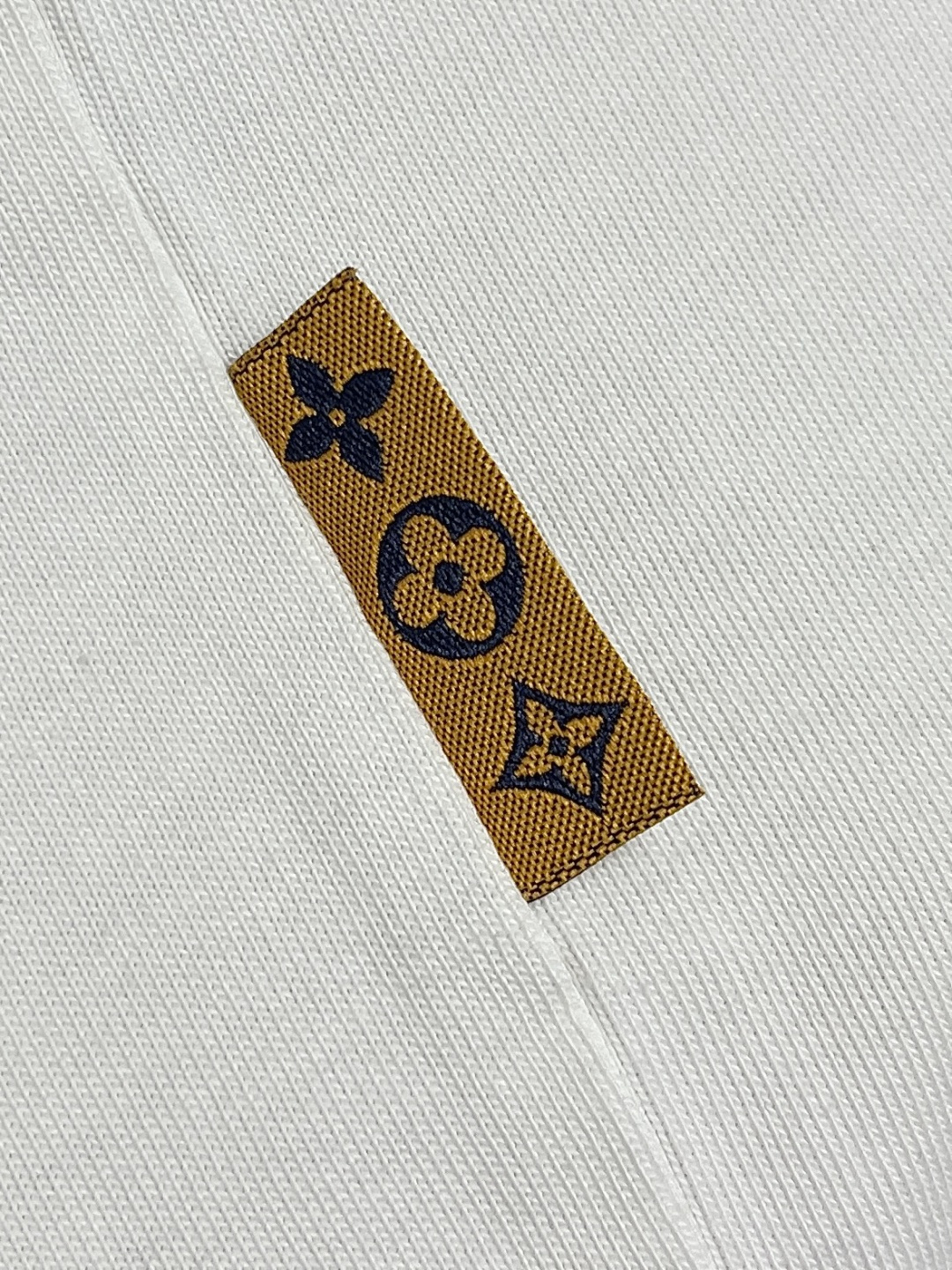 🛒🛒LV 手工刺绣运动卫衣，本款运动衫取材柔软棉布，为经典休闲设计注入瞩目格调。版型非常时尚显年轻的os