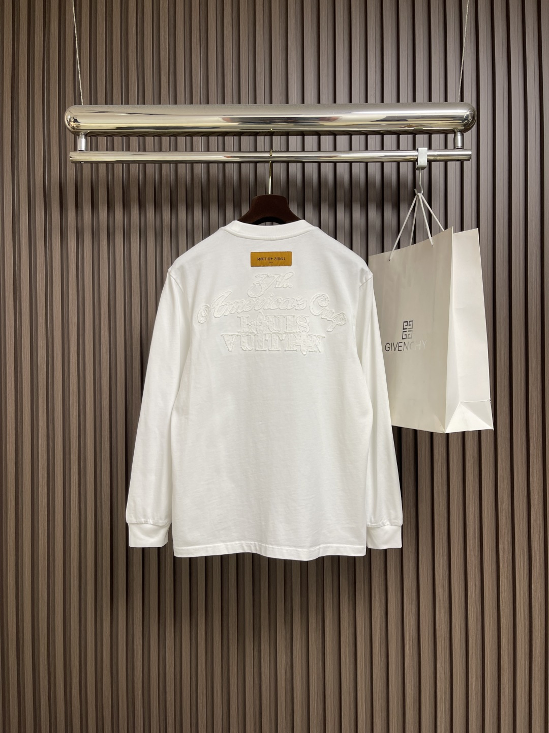 🛒🛒LV 手工刺绣运动卫衣，本款运动衫取材柔软棉布，为经典休闲设计注入瞩目格调。版型非常时尚显年轻的os