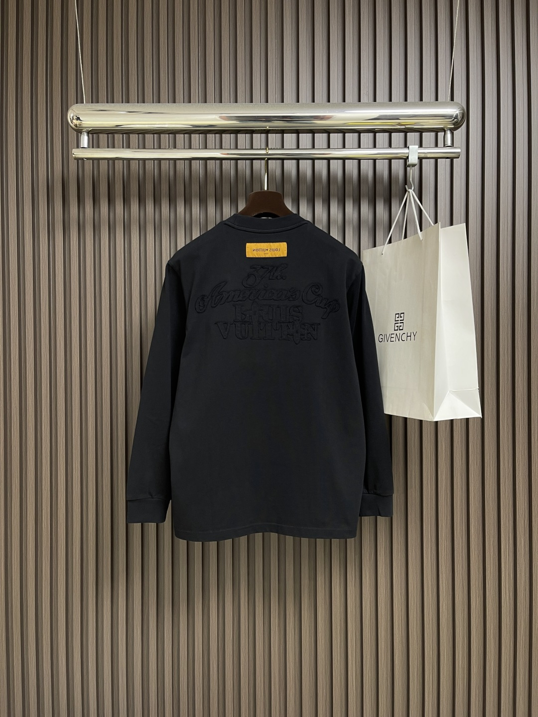 🛒🛒LV 手工刺绣运动卫衣，本款运动衫取材柔软棉布，为经典休闲设计注入瞩目格调。版型非常时尚显年轻的os