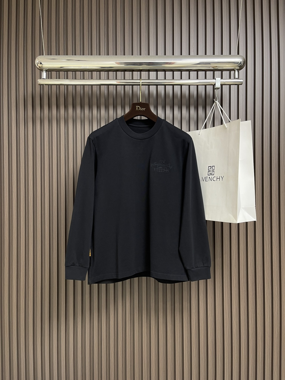 🛒🛒LV 手工刺绣运动卫衣，本款运动衫取材柔软棉布，为经典休闲设计注入瞩目格调。版型非常时尚显年轻的os