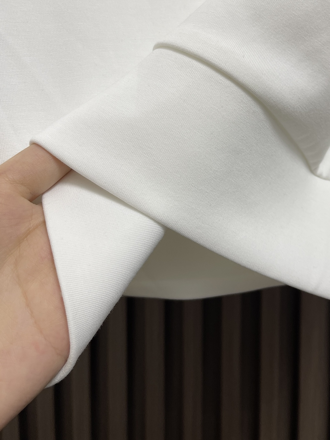 🛒🛒LV 仔章标识圆领卫衣～男女同款的百搭单品。轻松展现出奢华内涵。上身衬得肤感细腻白净。客供针织棉面料