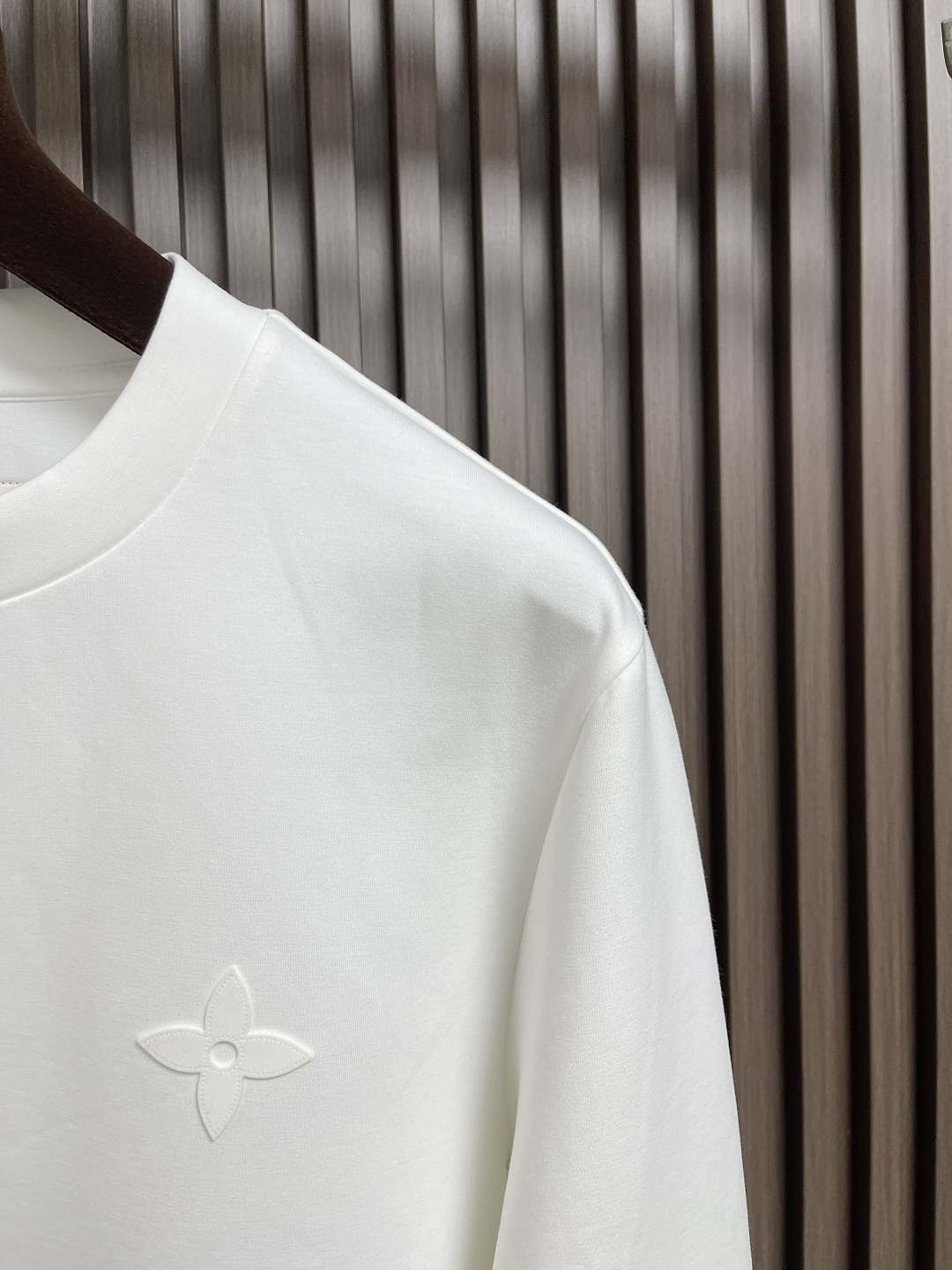 🛒🛒LV 仔章标识圆领卫衣～男女同款的百搭单品。轻松展现出奢华内涵。上身衬得肤感细腻白净。客供针织棉面料