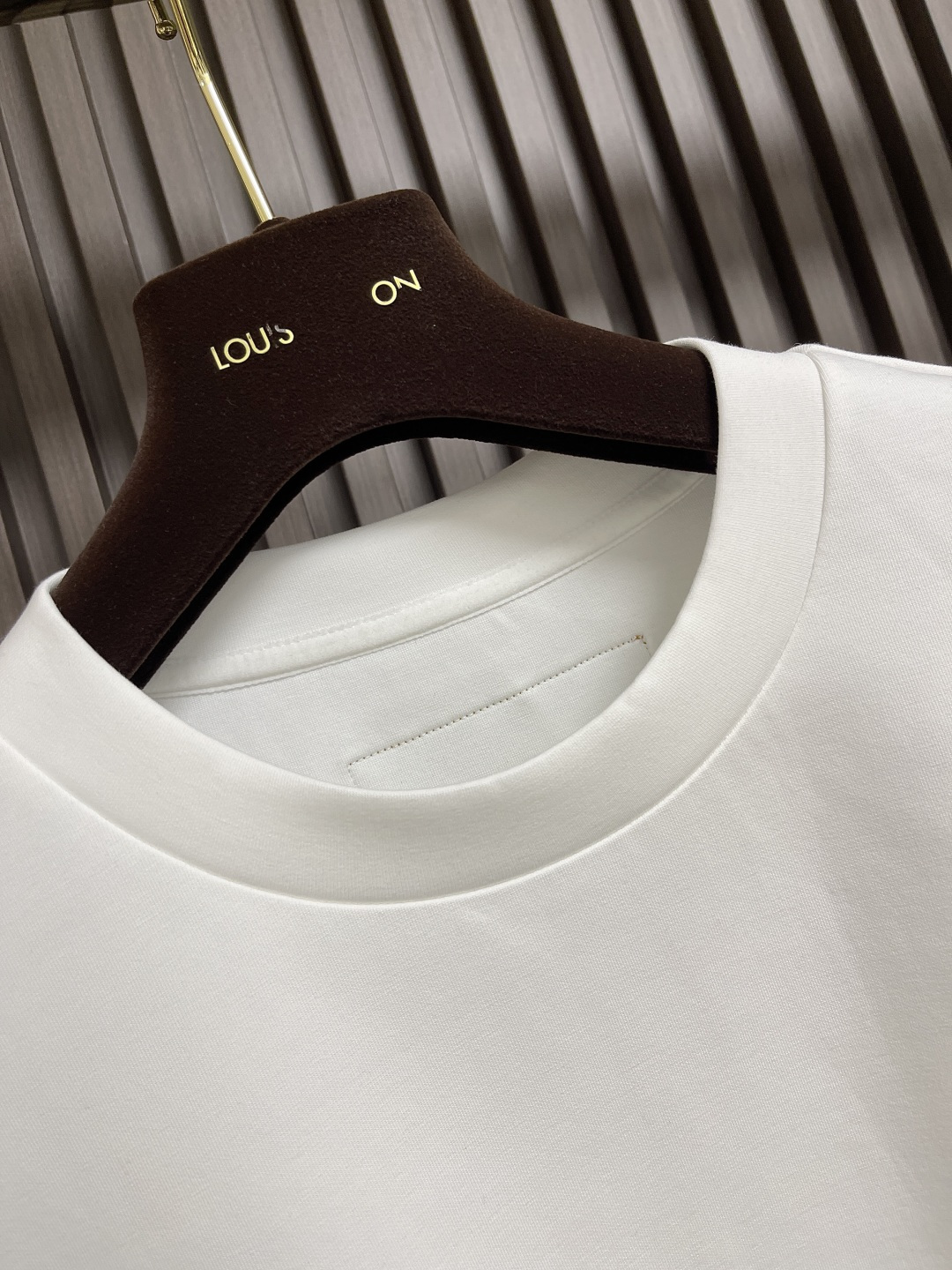 🛒🛒LV 仔章标识圆领卫衣～男女同款的百搭单品。轻松展现出奢华内涵。上身衬得肤感细腻白净。客供针织棉面料