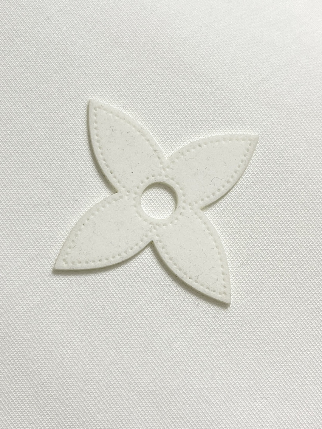 🛒🛒LV 仔章标识圆领卫衣～男女同款的百搭单品。轻松展现出奢华内涵。上身衬得肤感细腻白净。客供针织棉面料