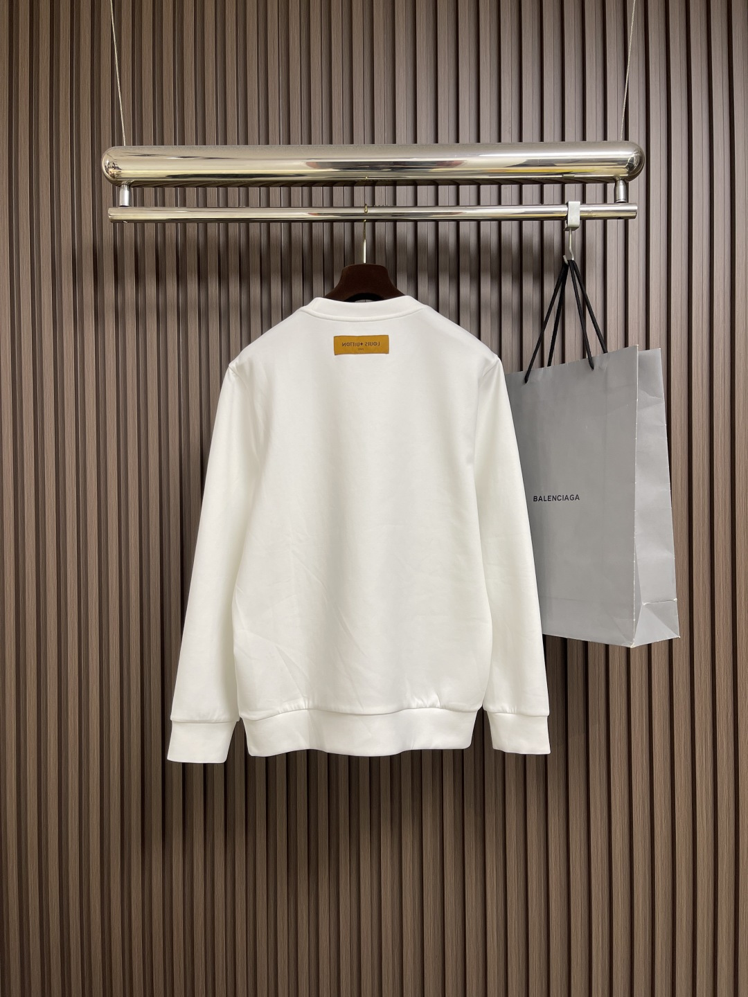 🛒🛒LV 仔章标识圆领卫衣～男女同款的百搭单品。轻松展现出奢华内涵。上身衬得肤感细腻白净。客供针织棉面料