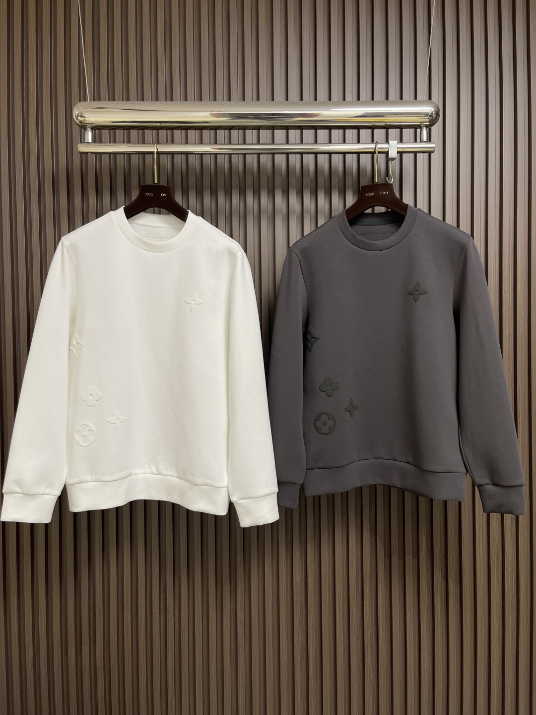 🛒🛒LV 仔章标识圆领卫衣～男女同款的百搭单品。轻松展现出奢华内涵。上身衬得肤感细腻白净。客供针织棉面料