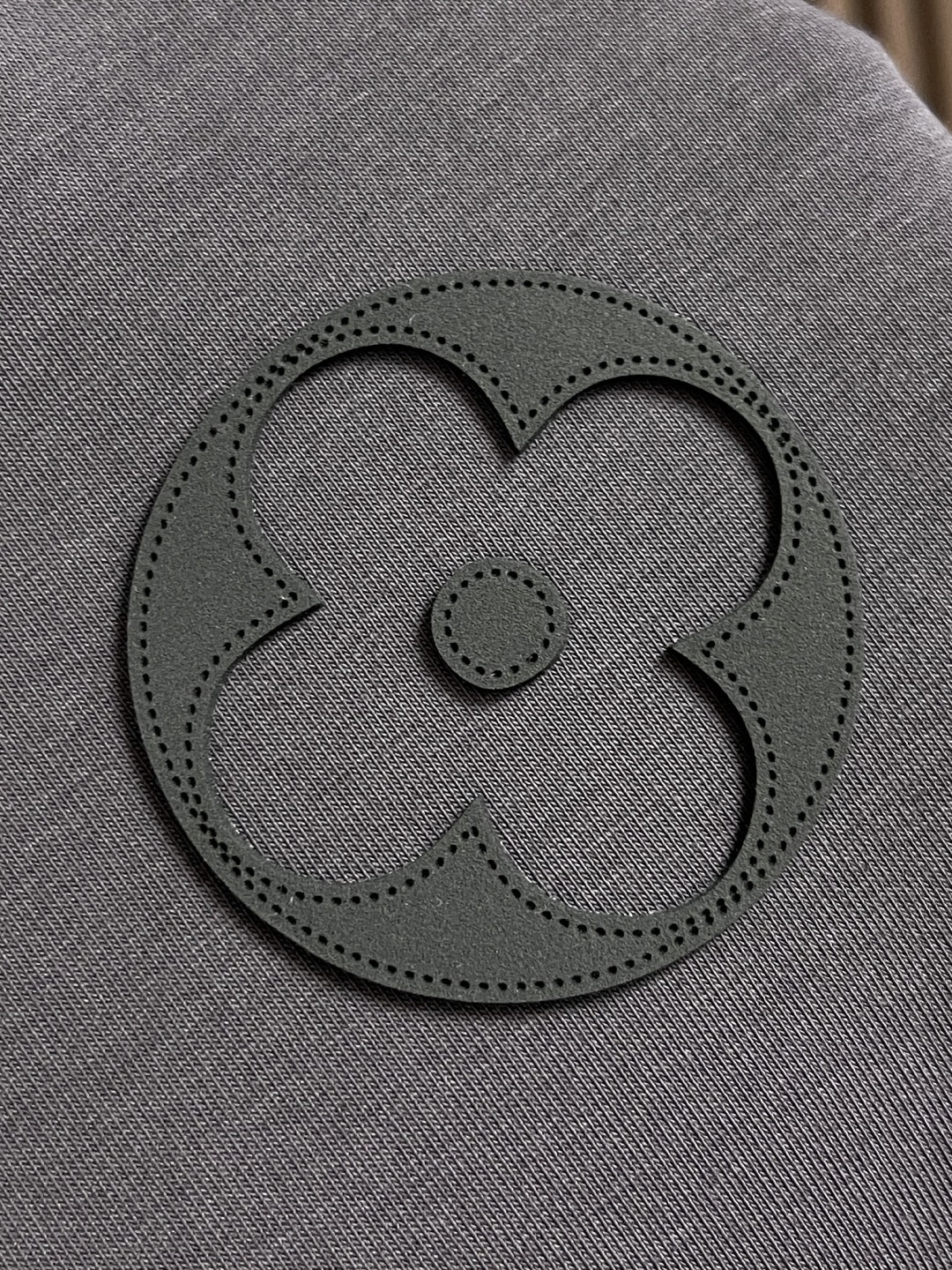 🛒🛒LV 仔章标识圆领卫衣～男女同款的百搭单品。轻松展现出奢华内涵。上身衬得肤感细腻白净。客供针织棉面料