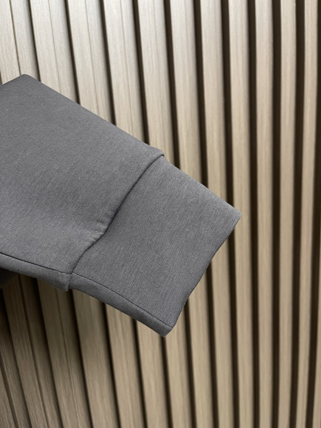 🛒🛒LV 仔章标识圆领卫衣～男女同款的百搭单品。轻松展现出奢华内涵。上身衬得肤感细腻白净。客供针织棉面料