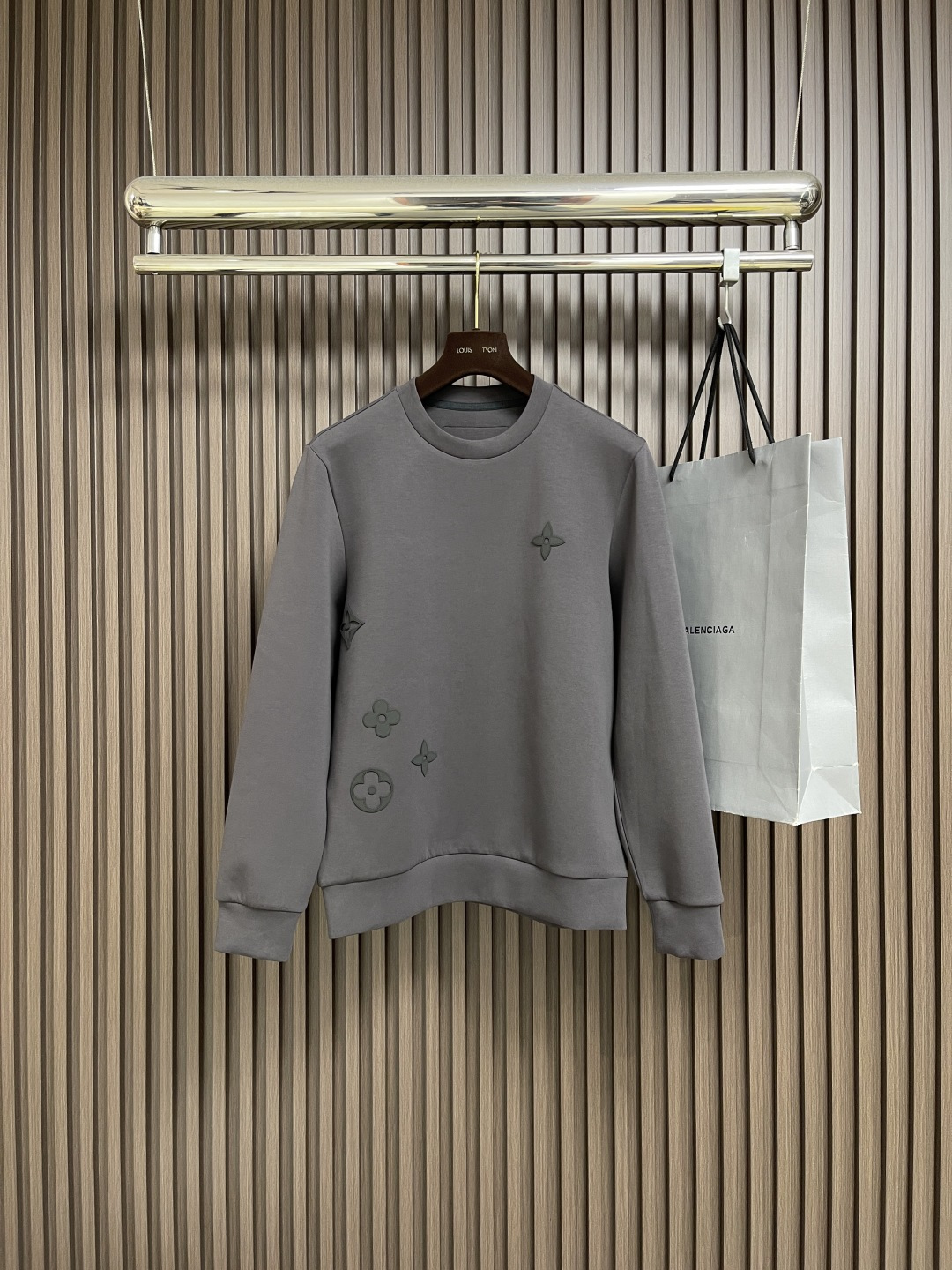 🛒🛒LV 仔章标识圆领卫衣～男女同款的百搭单品。轻松展现出奢华内涵。上身衬得肤感细腻白净。客供针织棉面料