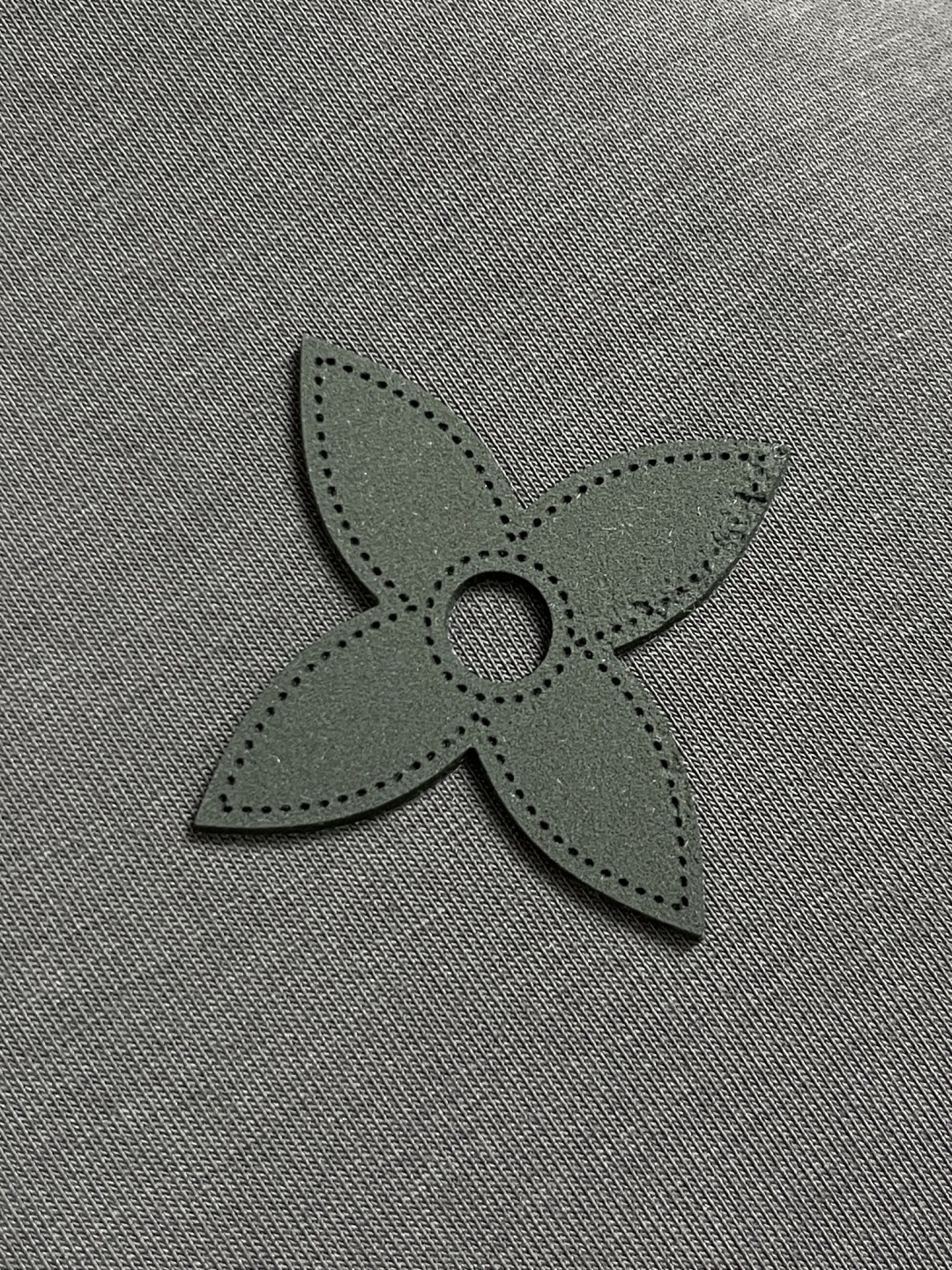 🛒🛒LV 仔章标识圆领卫衣～男女同款的百搭单品。轻松展现出奢华内涵。上身衬得肤感细腻白净。客供针织棉面料