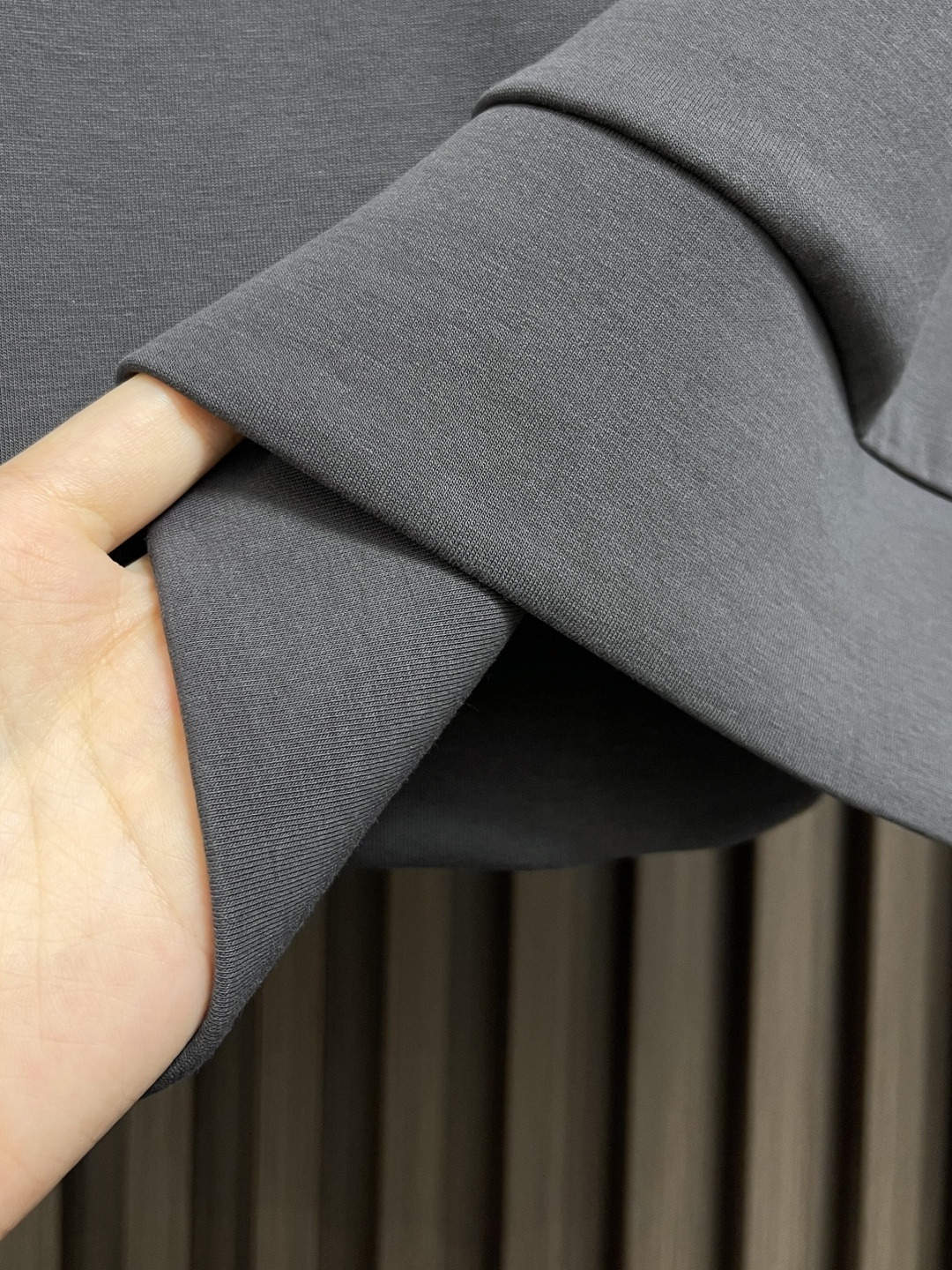 🛒🛒LV 仔章标识圆领卫衣～男女同款的百搭单品。轻松展现出奢华内涵。上身衬得肤感细腻白净。客供针织棉面料