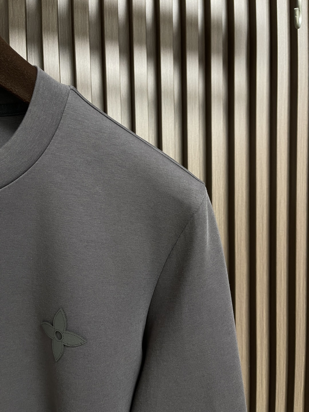 🛒🛒LV 仔章标识圆领卫衣～男女同款的百搭单品。轻松展现出奢华内涵。上身衬得肤感细腻白净。客供针织棉面料