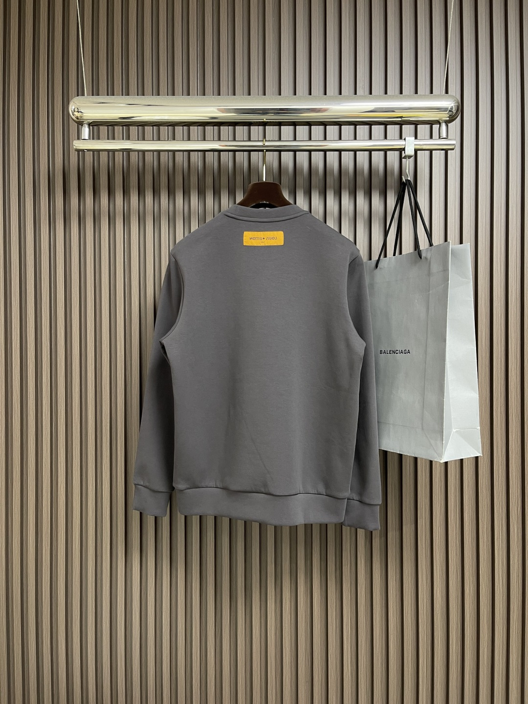 🛒🛒LV 仔章标识圆领卫衣～男女同款的百搭单品。轻松展现出奢华内涵。上身衬得肤感细腻白净。客供针织棉面料