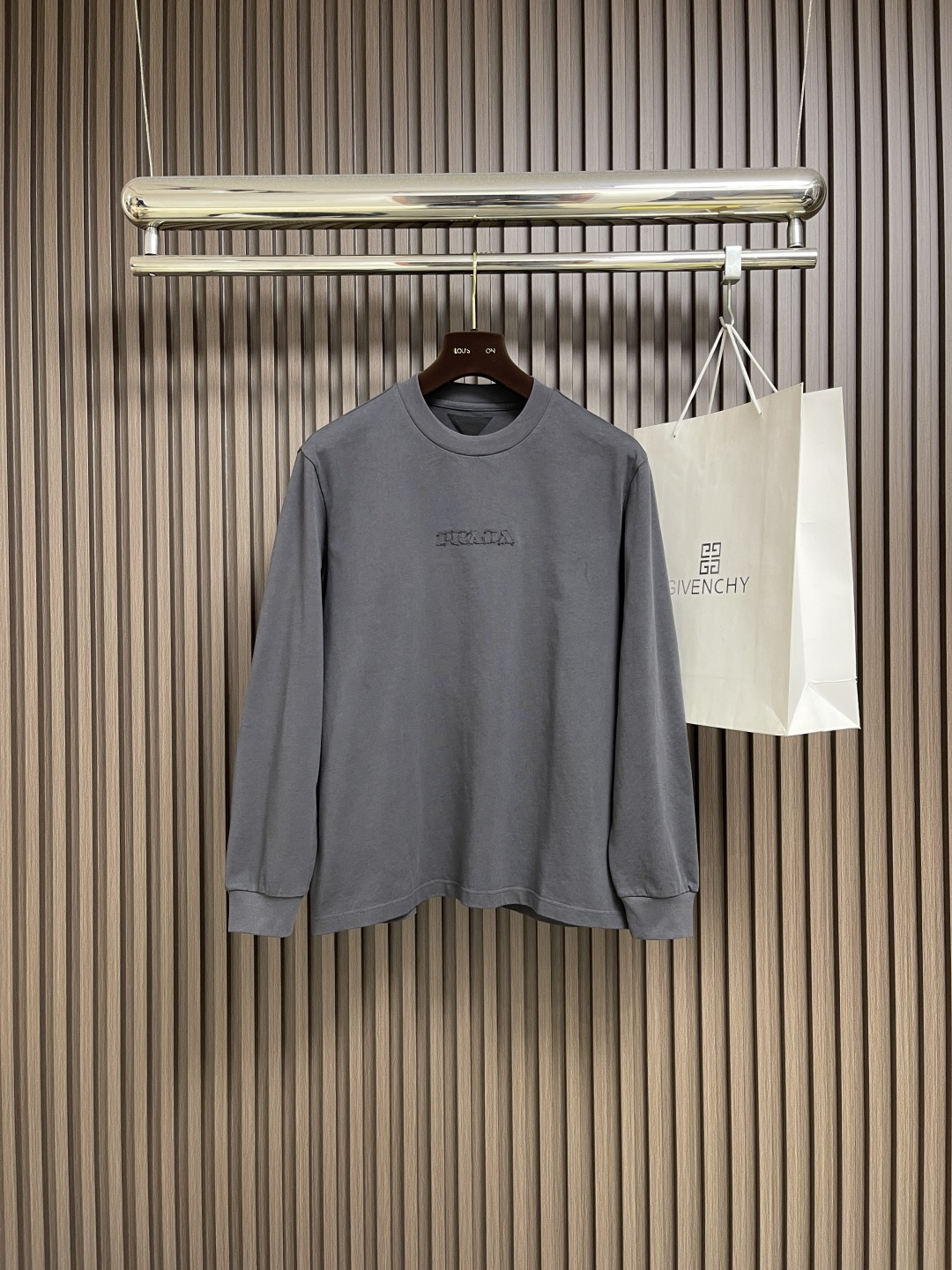 NO:550368,Prada 2025fw early autumn new style, letter logo patch embroidered sweatshirt, the color makes people look very comfortable at first glance, matched with the logo letter embroidery on the chest, I deeply love the upper body, really fried chicken to cover the meat and make you look slimming. The color and style are impeccable. People with high daily travel rates are very high, so you can match it no matter how you match it. Custom fabrics are used, all kinds of details are in place, and must-have. Size M-3XL, prada, hoodie, sweatshirts, alexander wang19860909Prada 2025fw早秋新款 字母logo贴布刺绣卫衣,颜色让人一眼看上去就很舒服 搭配胸前的logo字母刺绣深深的爱了上身真的炒鸡遮肉显瘦 颜色跟版型都无可挑剔 日常出街率超高潮人必备哟怎么搭都可 采用的是定制面料 各种细节都很到位 必备入款.尺码M-3XL,,prada,hoodie,sweatshirts,alexander wang,Men's clothing