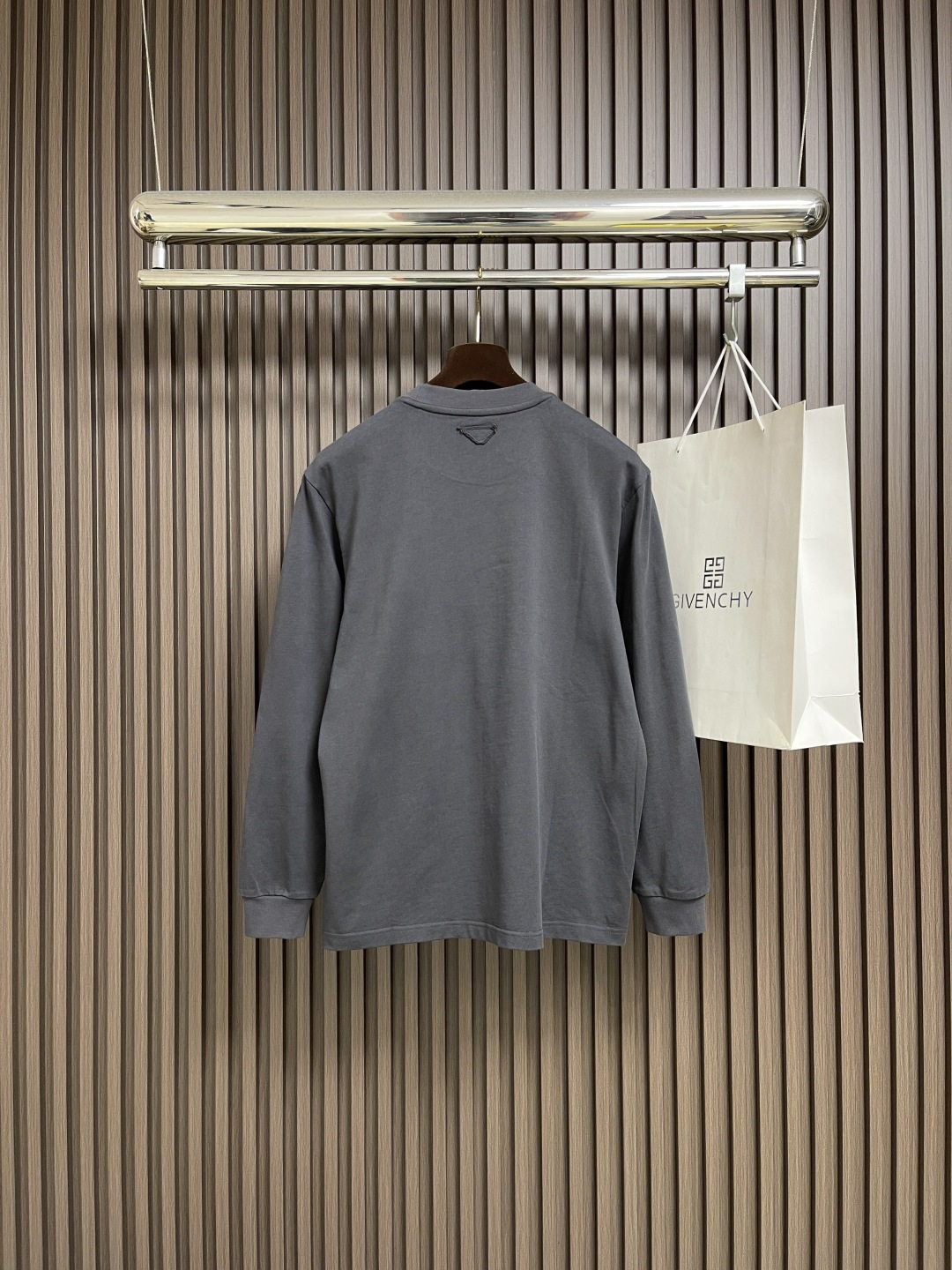 🛒🛒Prada 2025fw早秋新款 字母logo贴布刺绣卫衣，颜色让人一眼看上去就很舒服 搭配胸前的l