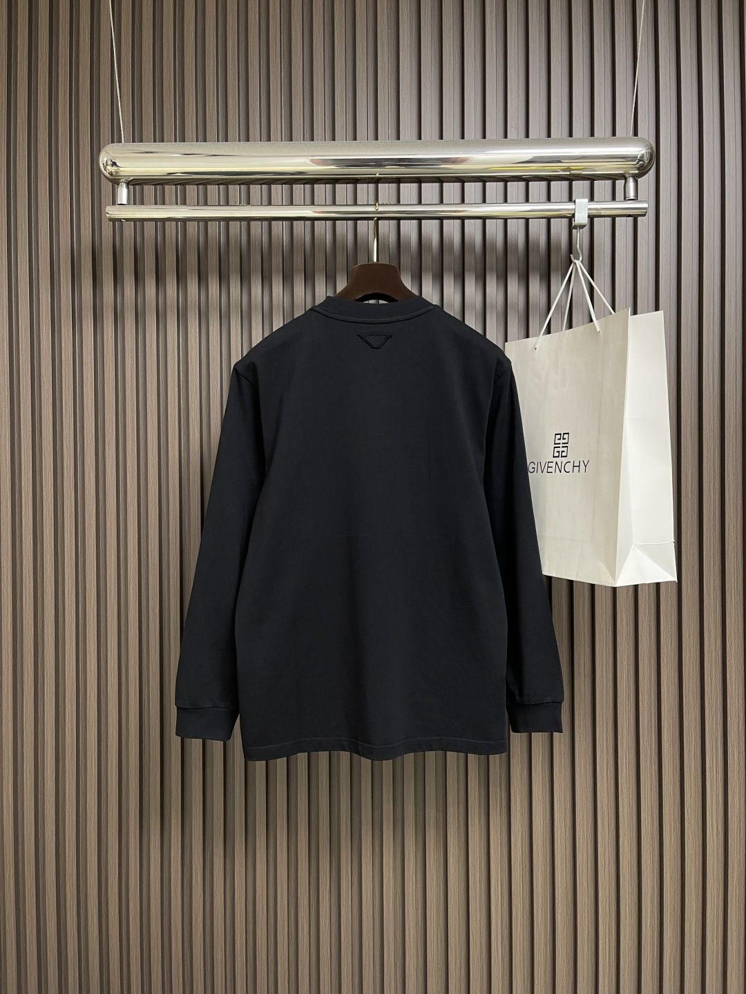 🛒🛒Prada 2025fw早秋新款 字母logo贴布刺绣卫衣，颜色让人一眼看上去就很舒服 搭配胸前的l
