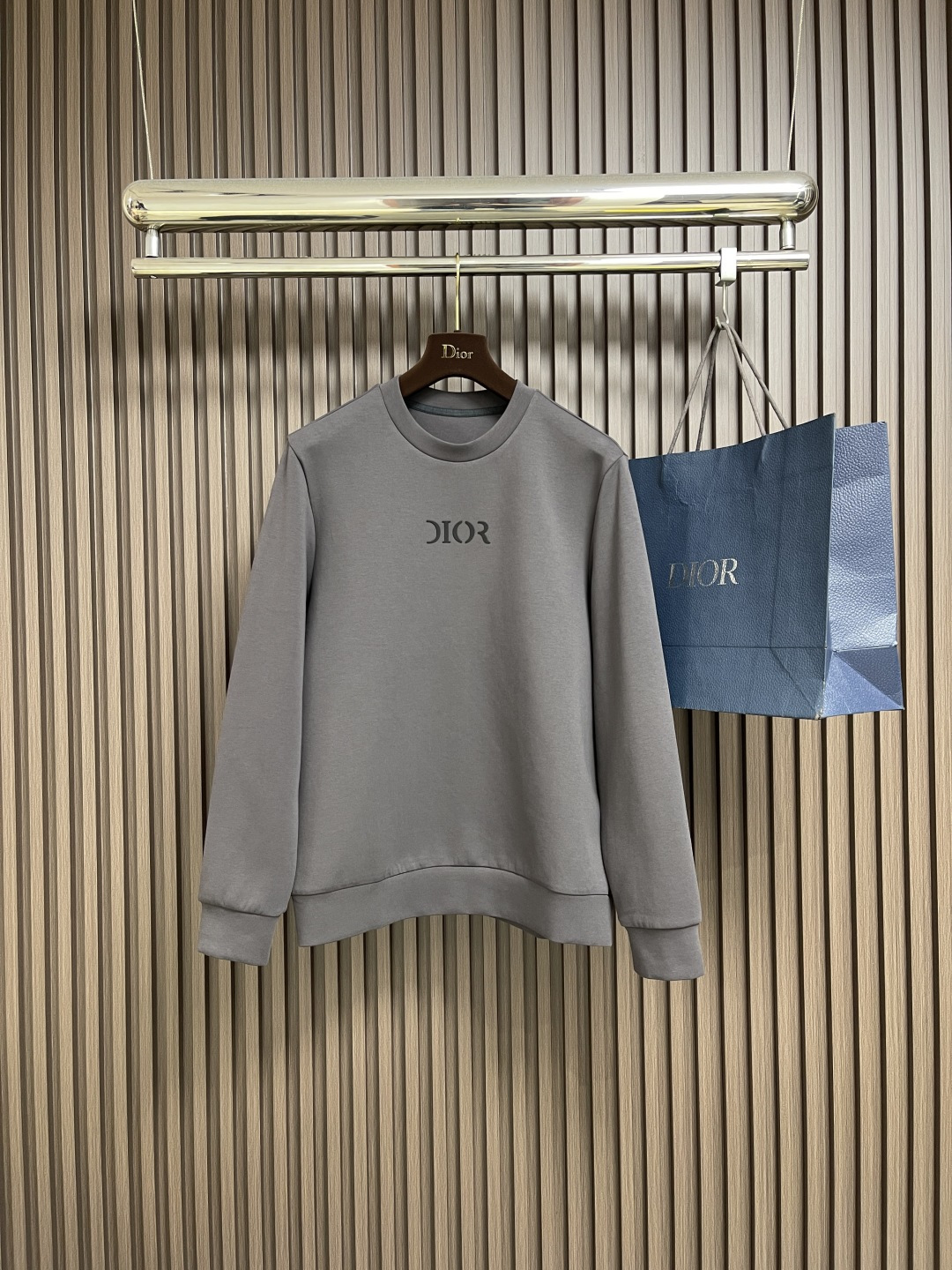 NO:539583,Dior 2025ss letters three-dimensional printed round-neck sweatshirt, cotton velvet fish scale bottom fabric, three-dimensional logo printing, round-neck sweatshirt style, ribbed bottom edge and cuffs, 32 double yarns on the surface + bottom is 10 yarn fish scale bottom fabric 450g; the loose shoulder-falling style presents an elegant and fashionable feeling. Size M-3XL, dior, hoodie, sweatshirts, alexander wang19860909Dior 2025ss字母立体印花圆领卫衣,棉质起绒鱼鳞底面料、立体标志印花、圆领卫衣版型、罗纹底边和袖口、面32支双纱＋底是10支纱鱼鳞底面料450g；落肩宽松版型呈现出一种优雅、时尚的感觉.尺码M-3XL,,dior,hoodie,sweatshirts,alexander wang,Men's clothing