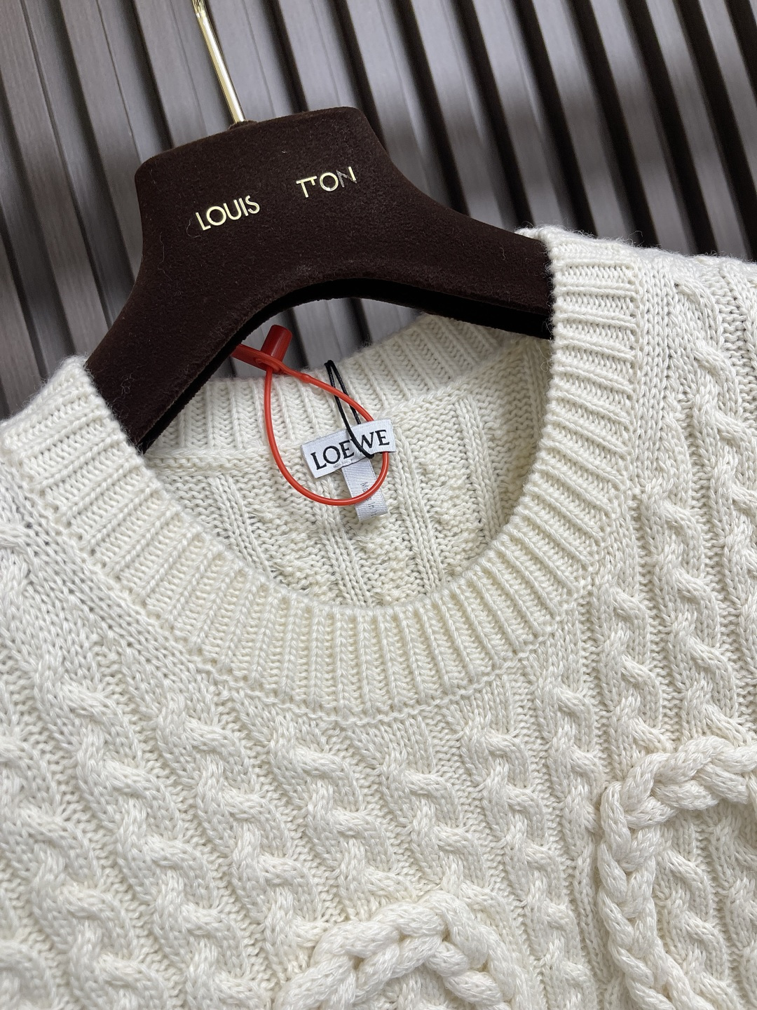 🛒🛒Loewe 罗意威 Anagram 麻花编织无袖马甲毛衣，定织重磅丝光羊毛浮雕针织毛料 质感十足 厚