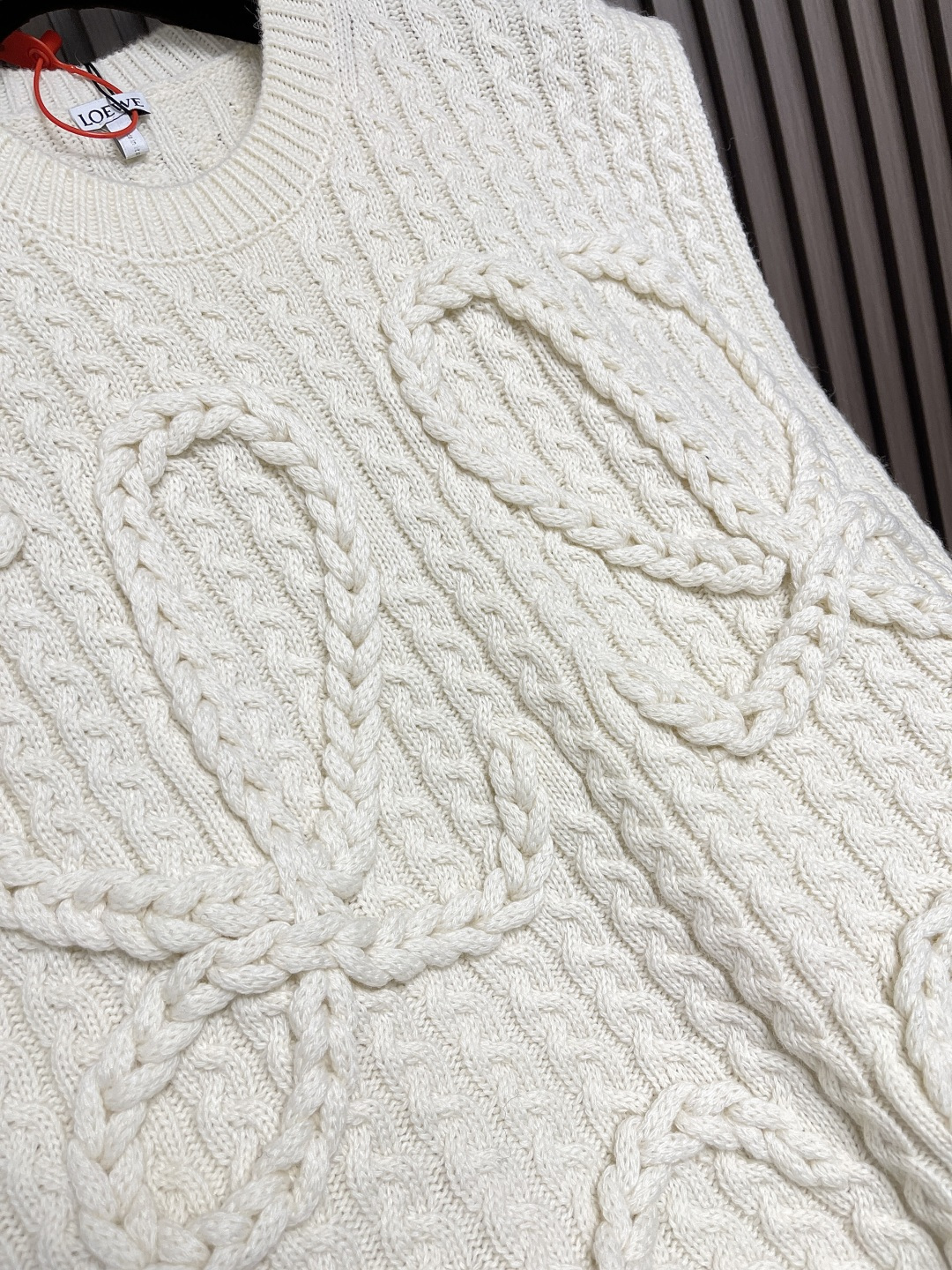 🛒🛒Loewe 罗意威 Anagram 麻花编织无袖马甲毛衣，定织重磅丝光羊毛浮雕针织毛料 质感十足 厚