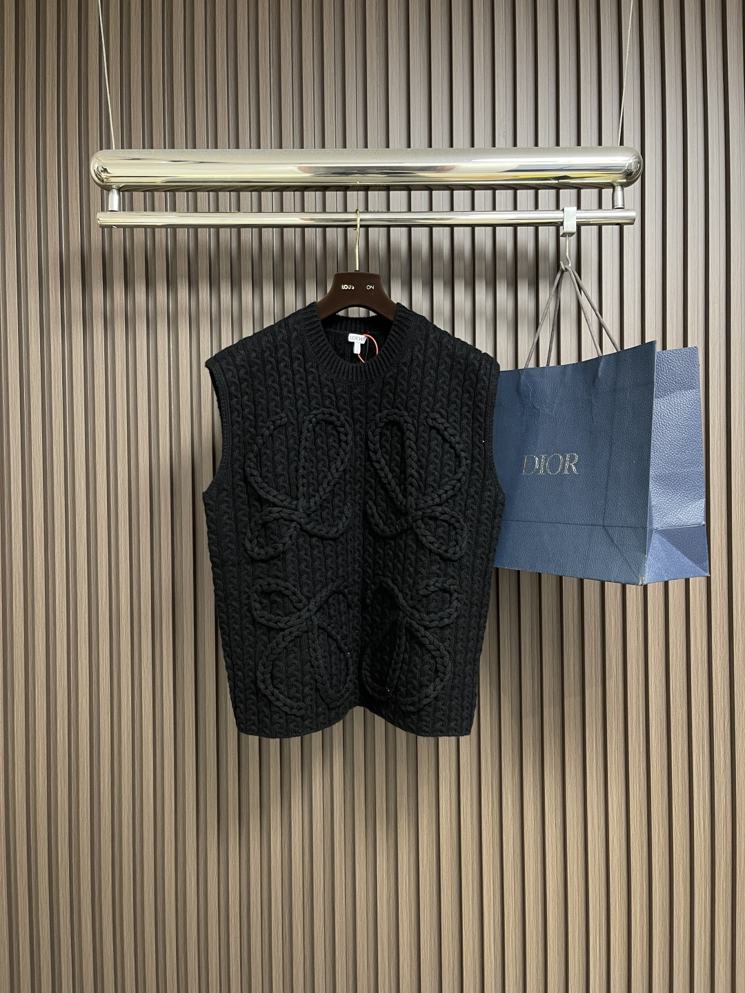 🛒🛒Loewe 罗意威 Anagram 麻花编织无袖马甲毛衣，定织重磅丝光羊毛浮雕针织毛料 质感十足 厚