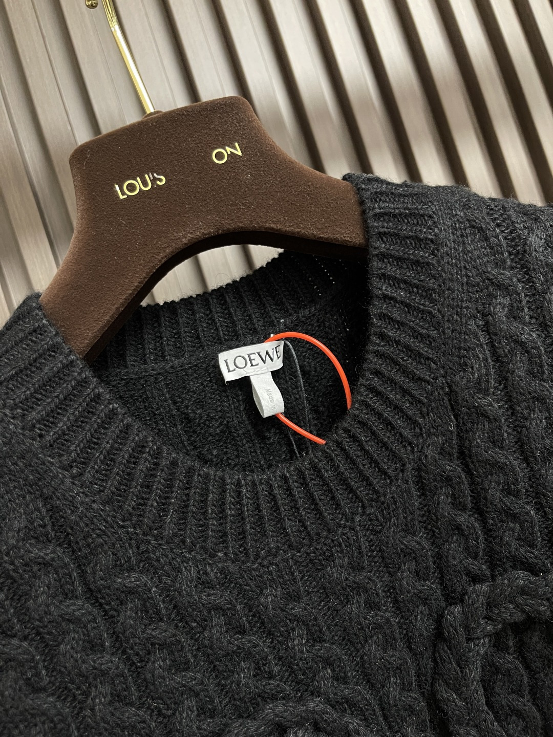 🛒🛒Loewe 罗意威 Anagram 麻花编织无袖马甲毛衣，定织重磅丝光羊毛浮雕针织毛料 质感十足 厚