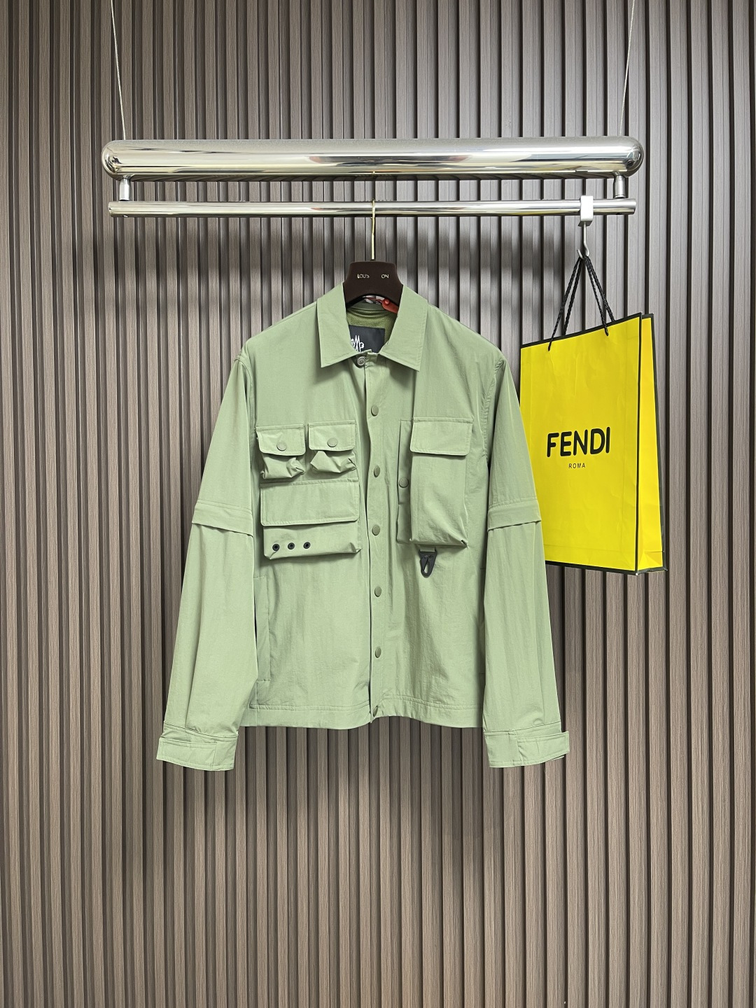 NO:548487,Moner Grenoble multi-pocket removable sleeves multi-function outdoor jacket, removable sleeve splicing, casual style switch Customized dyed double-elastic mercerized poplin, fixed dyed soft net Chunyashi, excellent texture, comfortable skin, low-key declaration of a navy contemporary gentleman inspired by the deep sea, precise narrative of functional pocket system, balance of function and aesthetics, the iconic Moner logo is presented at the hand sleeve, full of recognition, triangle logo in the same color, like the imprint in the deep sea undercurrent, hidden to the fabric texture, hidden to the extreme, detachable sleeve design makes the outfit diversified, style is switched casually, free and elegant, showing nobility, taking into account the balance of outdoor practicality and urban aesthetics, leading fashion, adopting three-in-one process, priority is given to the glue evenly applied to the substrate surface that needs to be compounded  Then dry and cure the glue-coated substrate with the non-woven fabric and then cool and cure. Then composite filter the non-woven fabric. The workmanship is cumbersome, complicated, time-consuming and labor-consuming. Embossing composite technology. Ensure the size and shape of the imprint are consistent with the original. Then use special glue as the adhesive to combine it with the adhesive and then cure to achieve complete drying and optimal bonding effect. CNC laser cutting sheets are used. Based on the high energy characteristics of the laser, precise control of the movement path of the laser beam through the laser generator to achieve accurate cutting shape cutting. Template machine bag opening. The preset template guides the position of the bag opening. The shape and size of the precision ensures the quality of the bag opening effect. The position is made of infrared special buckle. The position is more accurate. Firm and solid, loose. Size 1-2-3-4 S-XL,,jackets & coats,alexander wang19860909Moner Grenoble多口袋可拆卸衣袖多功能户外外套,可拆卸衣袖拼接 风格随意切换 定制定染双弹丝光府绸 定染柔网春亚纺 质感卓越 舒适贴肤 以深海为灵感的海军蓝当代绅士的低调宣言 机能口袋系统的精密叙事 功能与美学平衡 标志性Moner标识标呈现于手袖处 辨识度十足 同色系三角徽标如深海暗流中的印记隐入面料肌理 隐极至显 可拆卸衣袖设计让穿搭多元化 风格随意切换 潇洒自如 尽显尊贵 兼顾户外实用与都市审美的平衡 引领时尚 采用三合一工艺 优先将胶水均匀地涂布在需要复合的基材表面 而后进行烘干固化再将涂有胶的基材与无纺布进行复合 而后冷却固化 再复合过滤无纺布 做工繁琐复杂耗时耗力 压花复合技术 通过扫描的方式 确保压印大小形状与原版一致 再用特制胶水作为粘合剂结合 再进行固化 达到完全干燥且最佳粘接效果 采用数控激光烧花裁片 基于激光的高能量特性 通过激光发生器精确控制激光束的移动路径 实现精确的裁片形状切割 模版机开袋 预设的模板来指导开袋的位置 形状和大小 精确性确保了开袋效果质量采用红外线专机扣 位置更为精准 牢固结实,宽松版型.尺码1-2-3-4 S-XL,,jackets & coats,alexander wang,Men's clothing