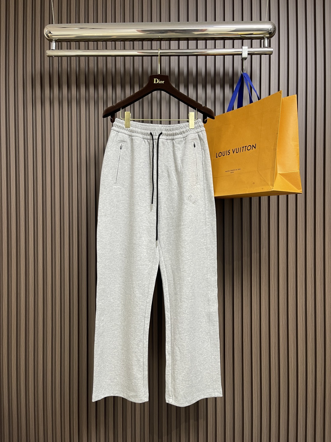 NO:548496,mm6 2025ss new digital embroidered wide-leg sweatpants. They can be matched across different age groups, so you will never be wrong with buying it!  This trousers are made of densely woven fabric. The fabric is pure in color, smooth and crisp in texture and wrinkle-resistant. While wearing it, it also shows a full drape and very stylish characteristics. The classic digital logo and stitching element embroidery are very representative, perfectly showing the brand's classic elements and unique charm. The trousers style and tailoring are combined with wide-leg design. The overall style is very perfect. No matter which leg shape is, it can be easily accommodated, and it can make you look taller and hide your flesh. This trousers are simply a must-have item for closing your eyes. Size S-XXL, masion margiela, alexander wang19860909mm6 2025ss新款数字刺绣阔腿卫裤.完全能够横跨不同年龄阶段搭配,买它绝对不会错！这款卫裤采用密织面料拼接而成,面料色泽纯正,质感顺滑挺括且抗皱,穿着舒适的同时,也展现出了十足的垂感和非常有型的特点,经典数字标识和缝线元素刺绣则极具代表性,将品牌经典元素和独有魅力完美展现,卫裤版型剪裁与阔腿设计相结合,整体版型非常完美,无论是哪种腿型都能轻松容纳下,并且能够显高又藏肉,这款卫裤简直是闭眼入手的必备单品.尺码S-XXL,,masion margiela,alexander wang,Men's clothing