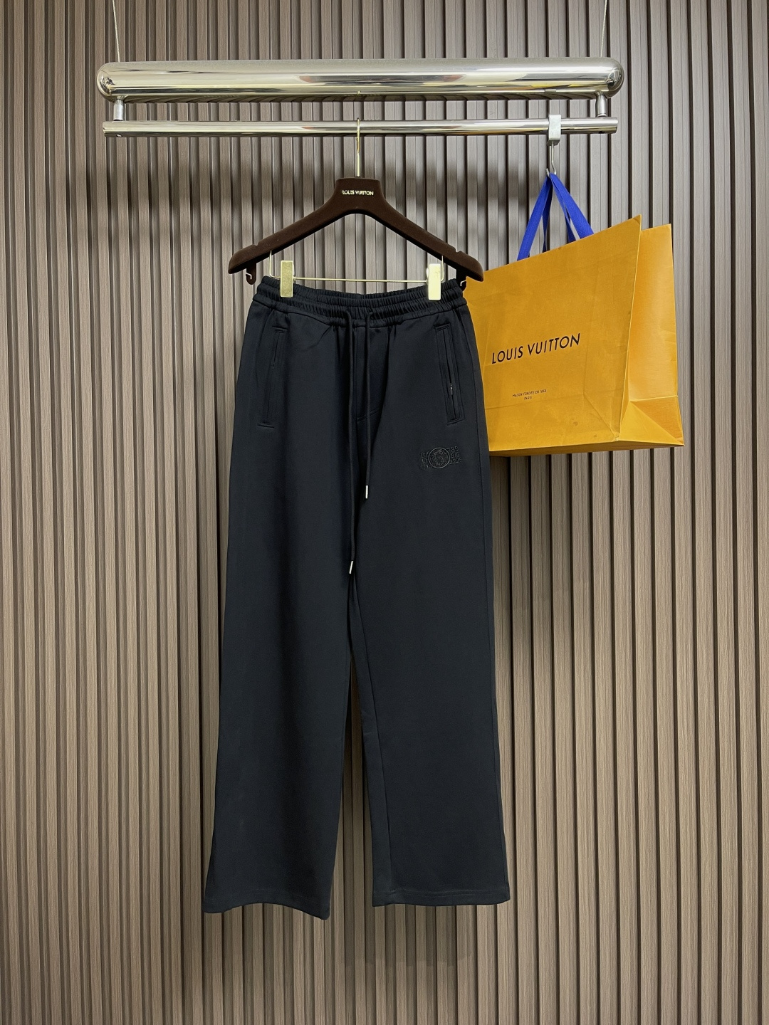 🛒🛒mm6 2025ss新款数字刺绣阔腿卫裤。完全能够横跨不同年龄阶段搭配，买它绝对不会错！这款卫裤采用