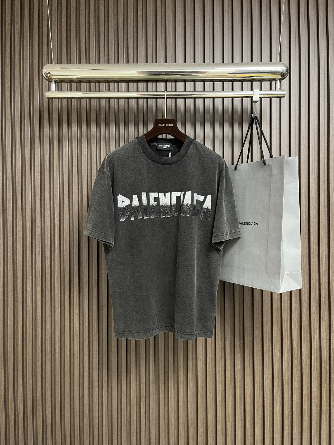 NO:546943,BALENCIAGA 2025ss autumn limited-edge tape printed short-sleeved T-shirt, GSM heavy combed cotton, compared to the 250g thin model on the market, directly crushed!  Each piece has been fixed three times at high temperature to ensure that the garment shape is three-dimensional and does not collapse. The brand logo print on the chest uses imported glue + 3D thick plate technology, which has a three-dimensional touch. Size M-XXL, balenciaga, T-shirt, tees, t-shirt, alexander wang19860909BALENCIAGA 2025ss秋季限定款胶带印花短袖T恤,GSM重磅精梳棉,对比市面250g薄款直接碾压！每件经三次高温定型处理,确保衣型立体不塌陷.胸前品牌logo印花采用进口胶浆＋3D厚板工艺,触摸凹凸立体感.尺码M-XXL,,balenciaga,T-shirt,tees，t-shirt,alexander wang,Men's clothing